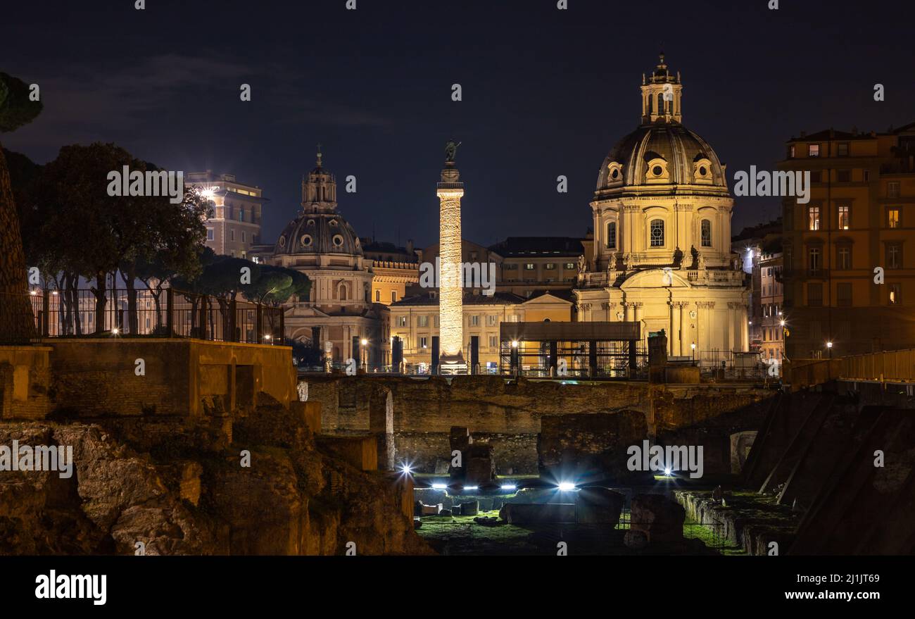 Una foto della colonna di Traiano, della Chiesa di Santa Maria di Loreto e della Chiesa del Santissimo Nome di Maria al Foro Traiano di notte. Foto Stock