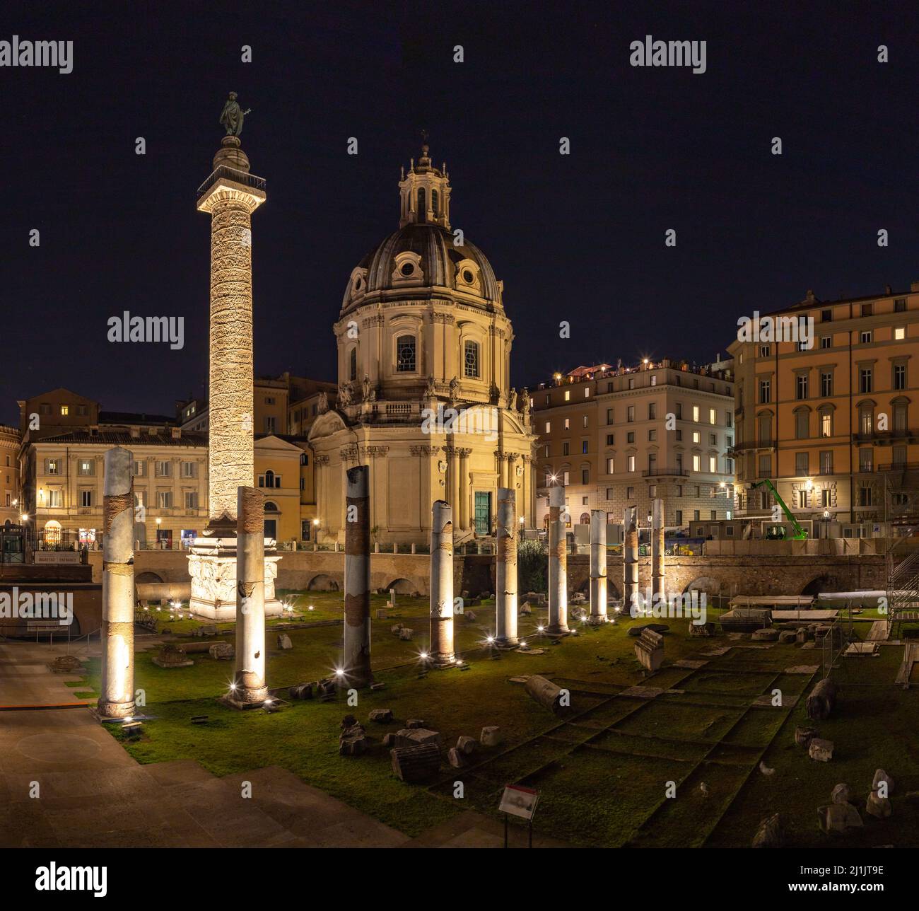 Una foto dei fori Imperiali, della colonna di Traiano e della Chiesa del Santissimo Nome di Maria al Foro Traiano di notte. Foto Stock