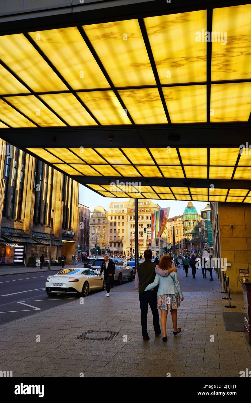 Königsallee a Düsseldorf/Germania con tetto in vetro giallo dell'hotel 'Breidenbacher Hof'. Foto Stock