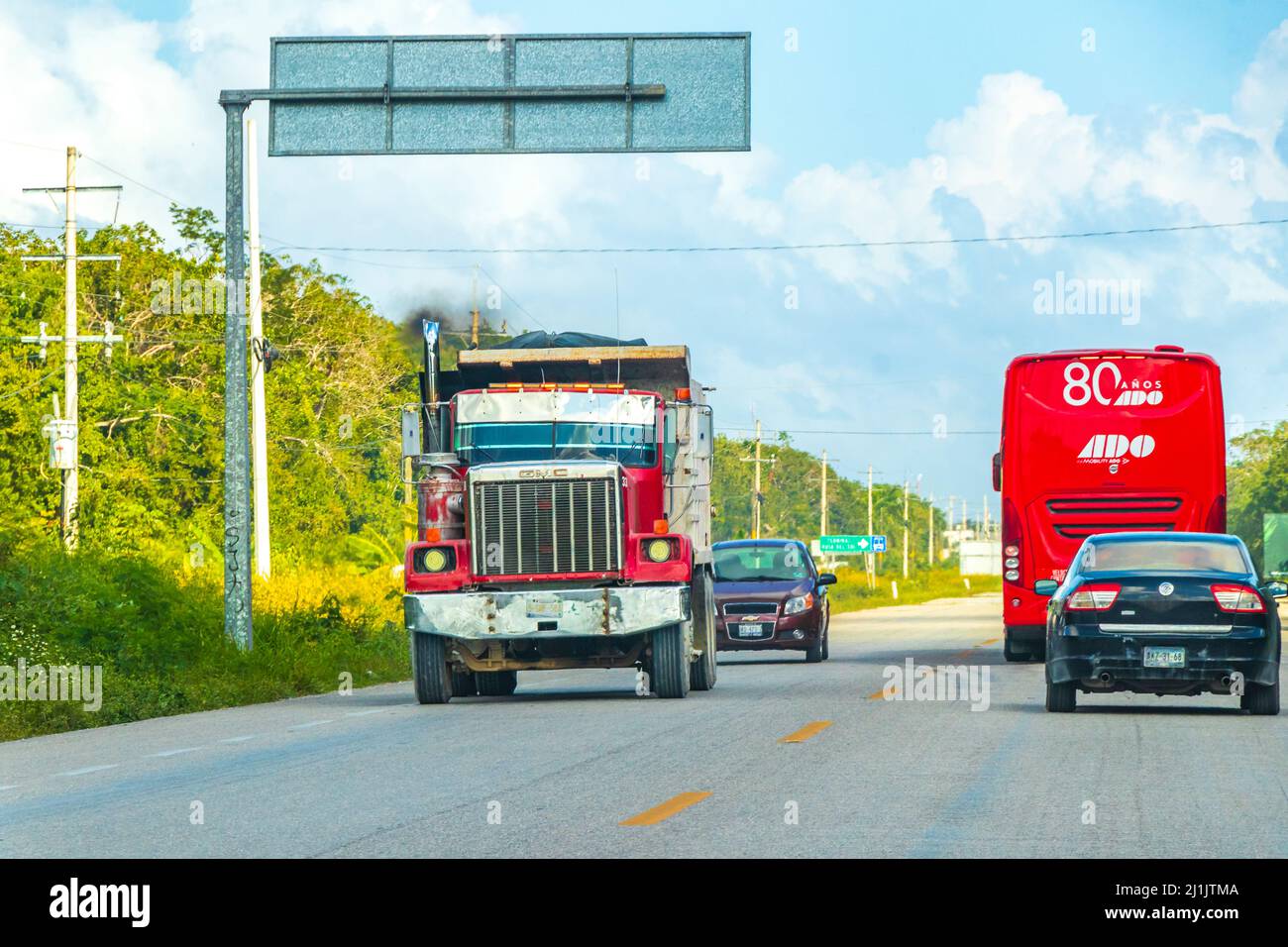 Tulum Messico 02. Febbraio 2022 autocarri discarica camion e altri veicoli industriali su strada tipica e paesaggio urbano a Tulum in Messico. Foto Stock