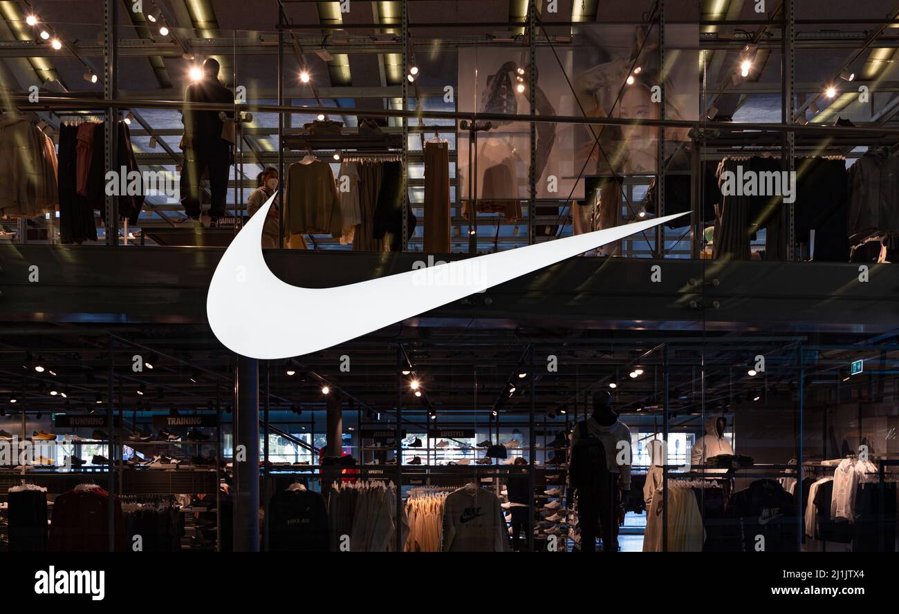 Un'immagine del grande logo Nike sulla vetrina di un negozio di  abbigliamento Foto stock - Alamy