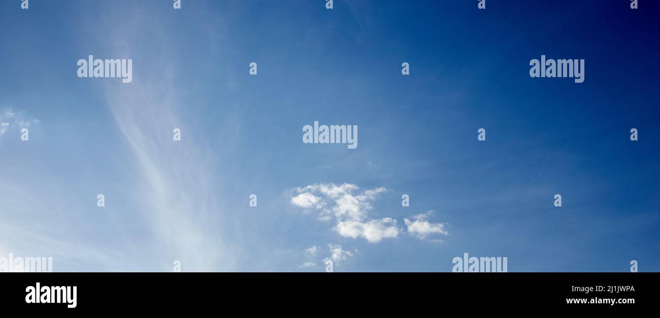 Immagine astratta del cielo sfocato. Sfondo blu cielo Foto Stock