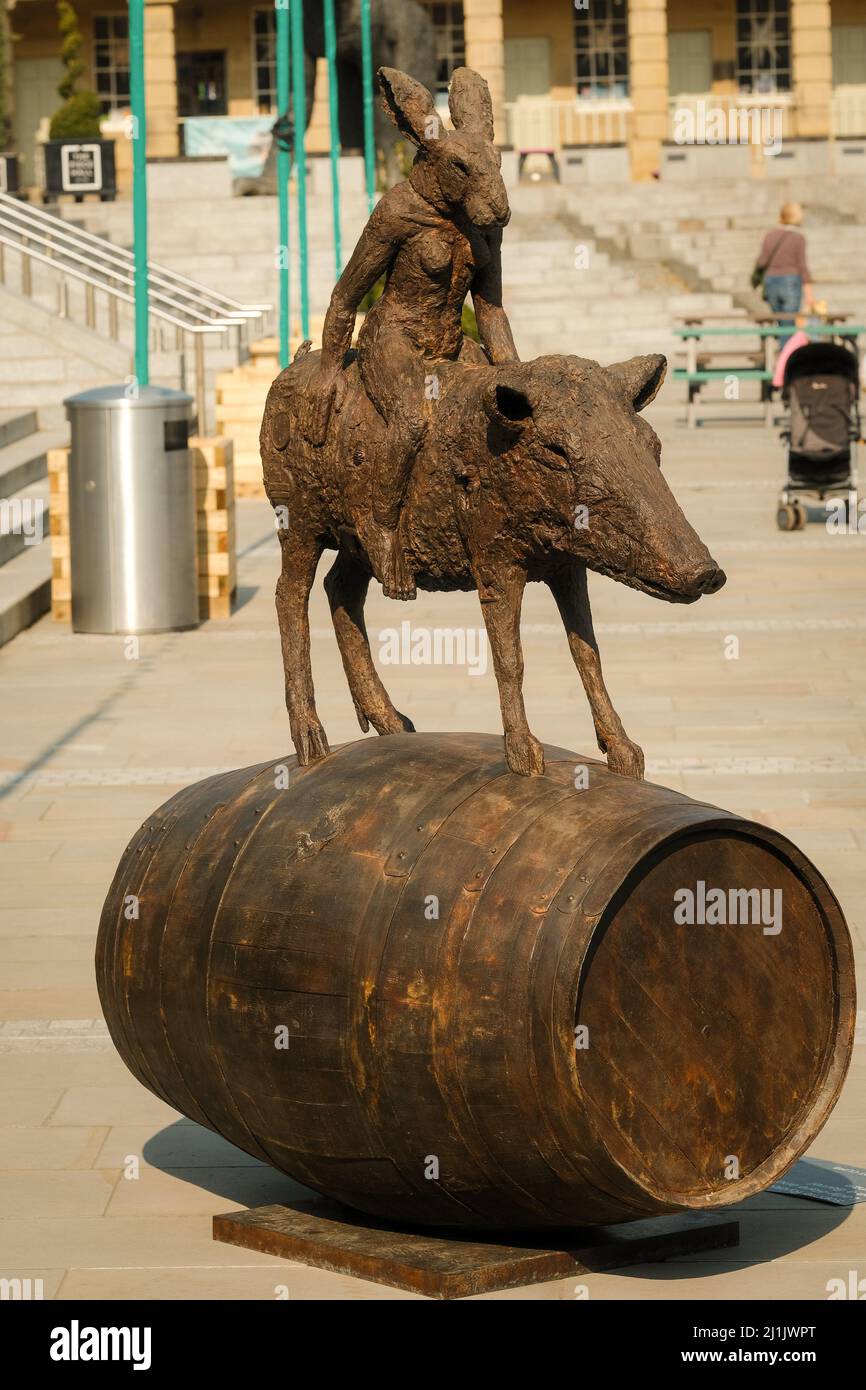 Sophie Ryder sculture in mostra al Piece Hall, Halifax, Regno Unito. Foto Stock