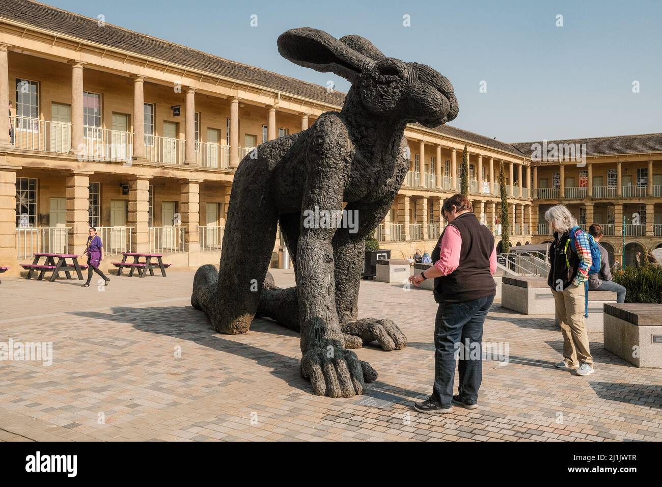 Sophie Ryder sculture in mostra al Piece Hall, Halifax, Regno Unito. Foto Stock