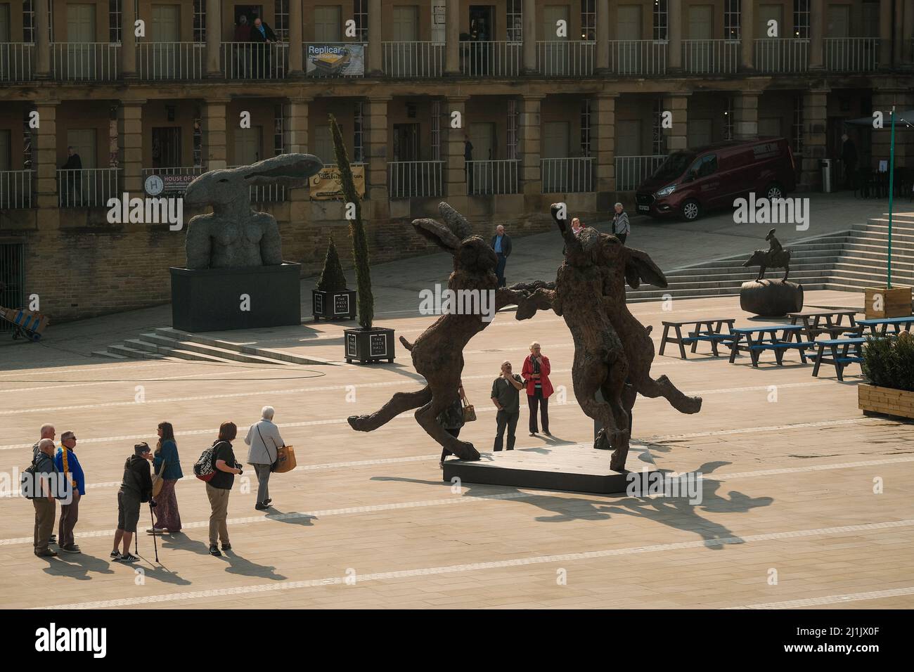 Sophie Ryder sculture in mostra al Piece Hall, Halifax, Regno Unito. Foto Stock