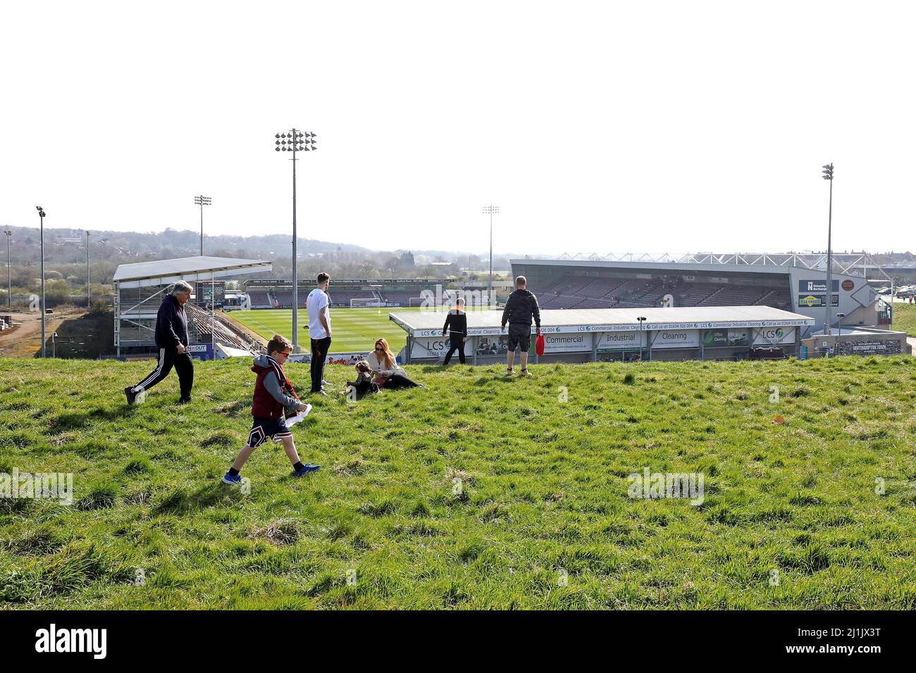 I tifosi si inoltrano a terra prima della partita della Sky Bet League Two al Sixfields Stadium di Northampton. Data foto: Sabato 26 marzo 2022. Foto Stock