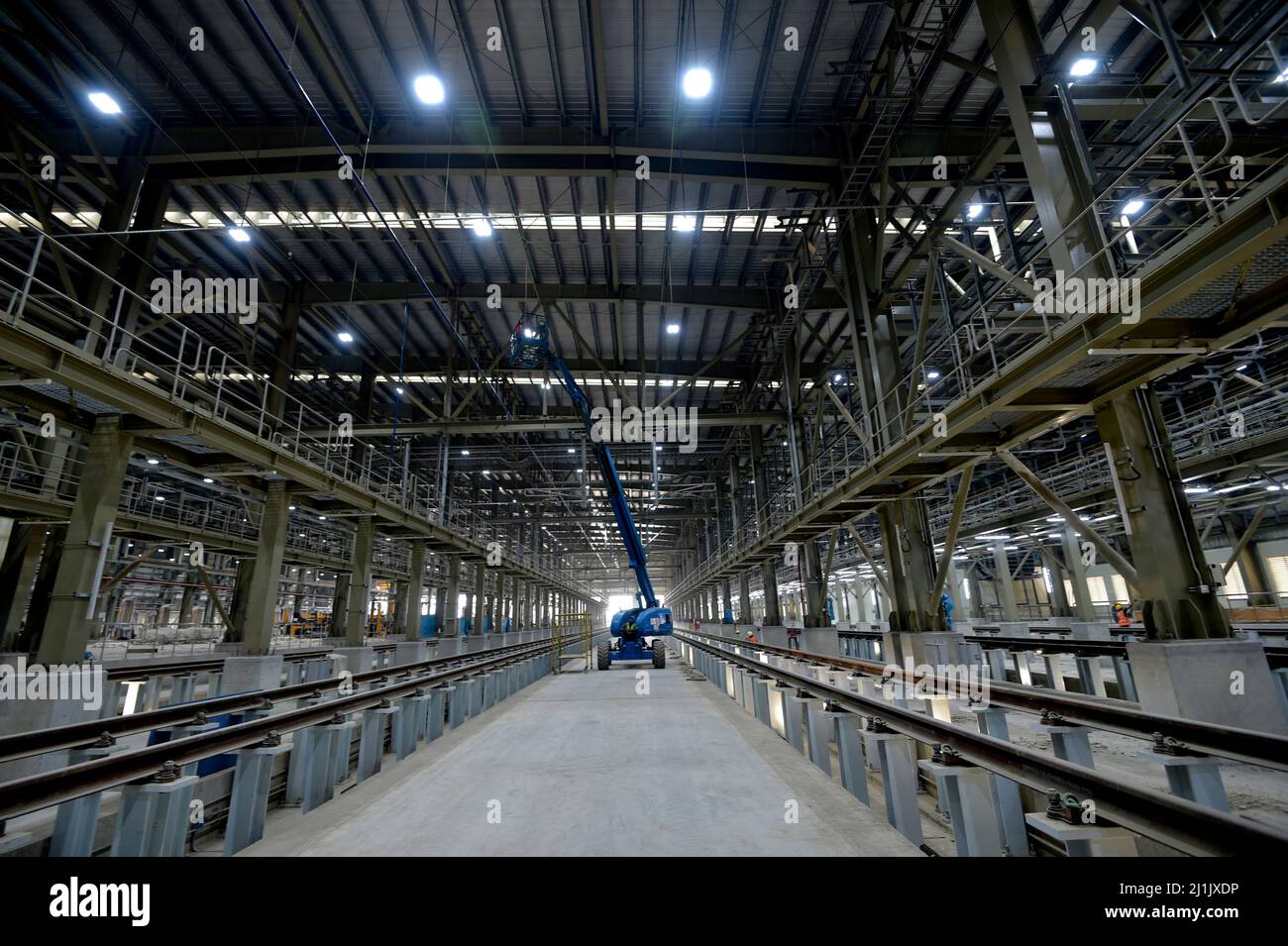 (220326) -- DHAKA, 26 marzo 2022 (Xinhua) -- un dipendente lavora presso il deposito principale di una linea metropolitana a Dhaka, Bangladesh il 10 marzo 2022. PER ANDARE CON 'Feature: La metropolitana cinese-sostenuto del Bangladesh per aprire a dicembre' (Xinhua) Foto Stock