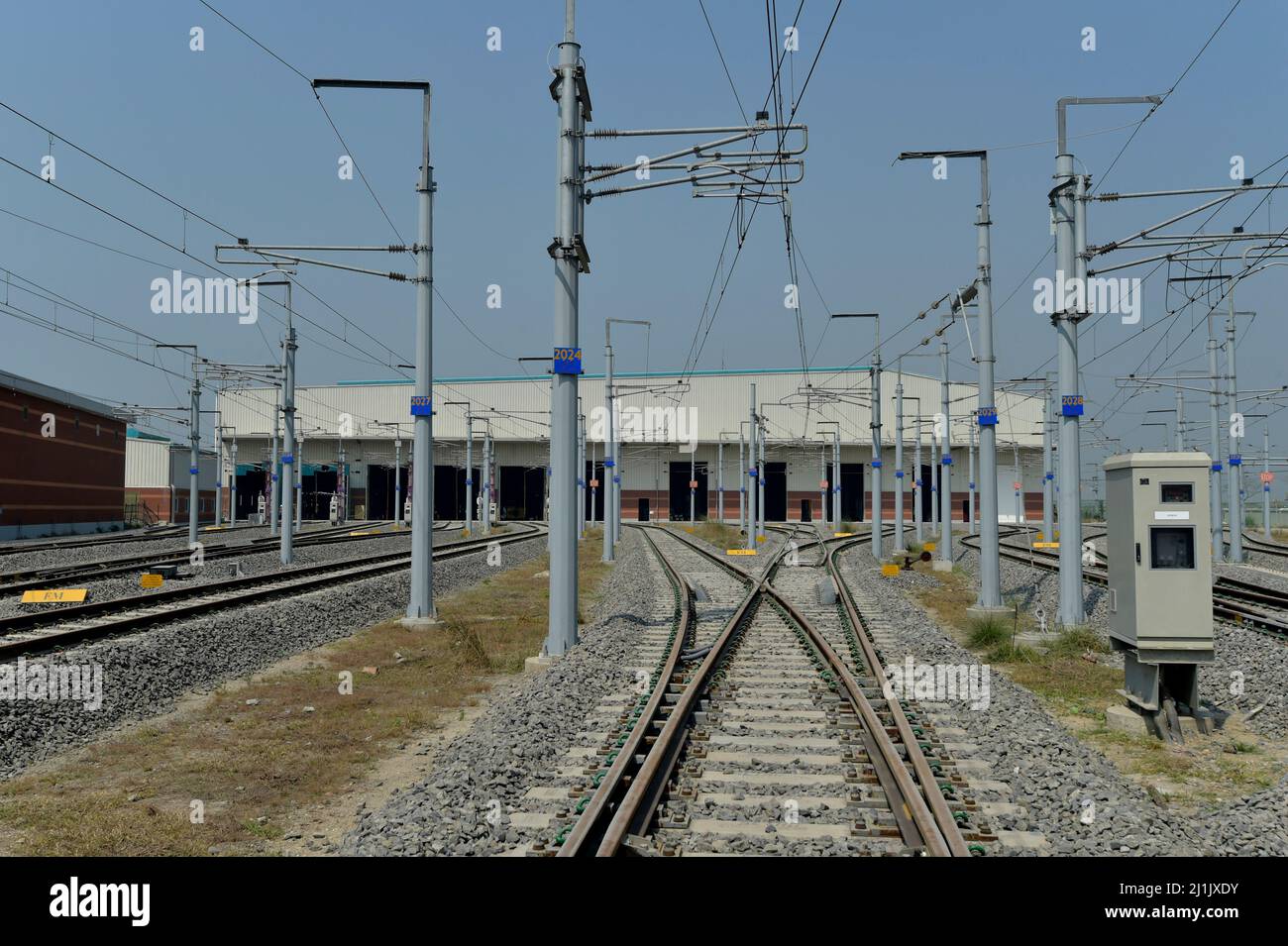 (220326) -- DHAKA, 26 marzo 2022 (Xinhua) -- Foto scattata il 10 marzo 2022 mostra il deposito principale di una linea metropolitana a Dhaka, Bangladesh. PER ANDARE CON 'Feature: La metropolitana cinese-sostenuto del Bangladesh per aprire a dicembre' (Xinhua) Foto Stock