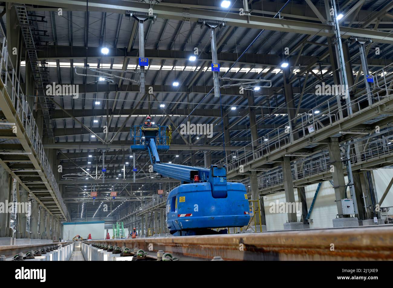 (220326) -- DHAKA, 26 marzo 2022 (Xinhua) -- un dipendente lavora presso il deposito principale di una linea metropolitana a Dhaka, Bangladesh il 10 marzo 2022. PER ANDARE CON 'Feature: La metropolitana cinese-sostenuto del Bangladesh per aprire a dicembre' (Xinhua) Foto Stock