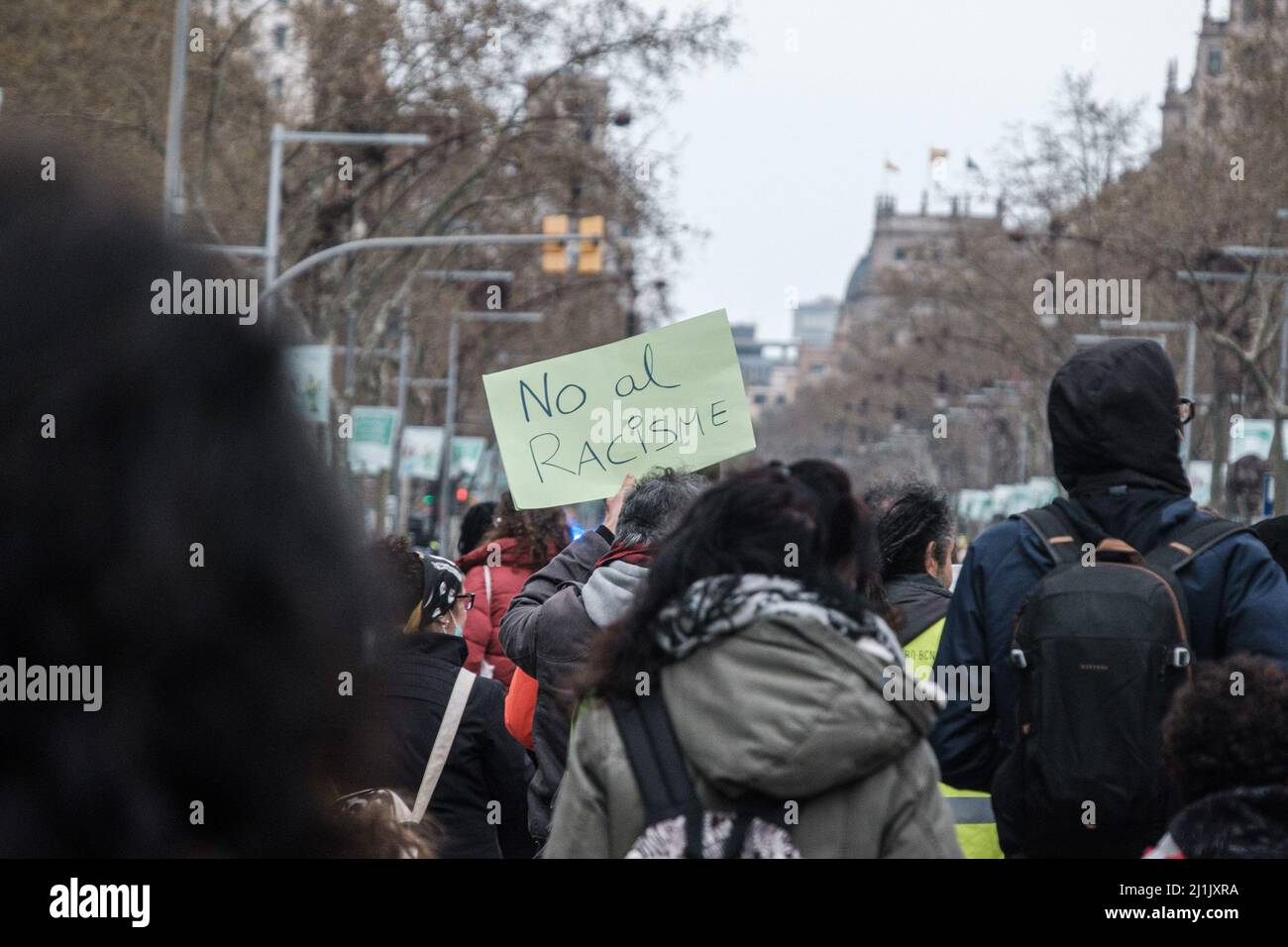 Un manifestante tiene un cartello durante la dimostrazione. La gente si è recata per le strade di Barcellona per protestare contro il fascismo e il razzismo. Foto Stock