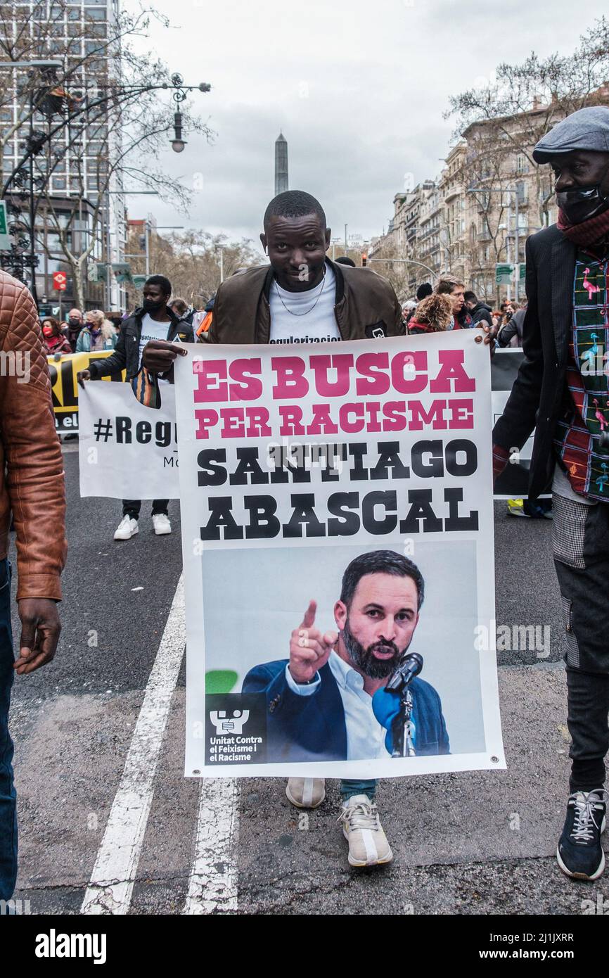 Un manifestante tiene un segno durante la dimostrazione. La gente si è recata per le strade di Barcellona per protestare contro il fascismo e il razzismo. Foto Stock