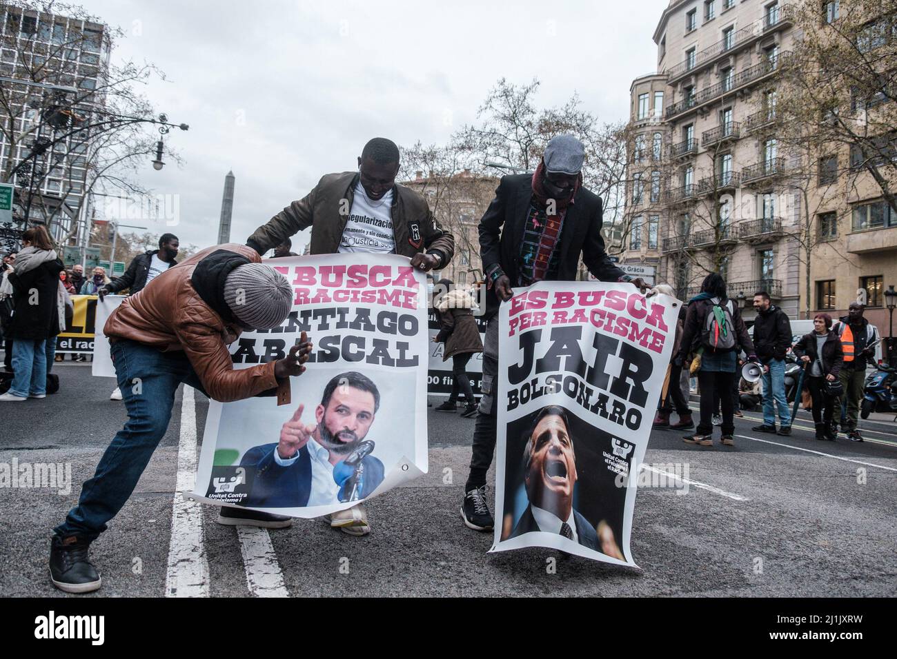 I manifestanti hanno dei segni che esprimono le loro opinioni durante la dimostrazione. La gente si è recata per le strade di Barcellona per protestare contro il fascismo e il razzismo. Foto Stock