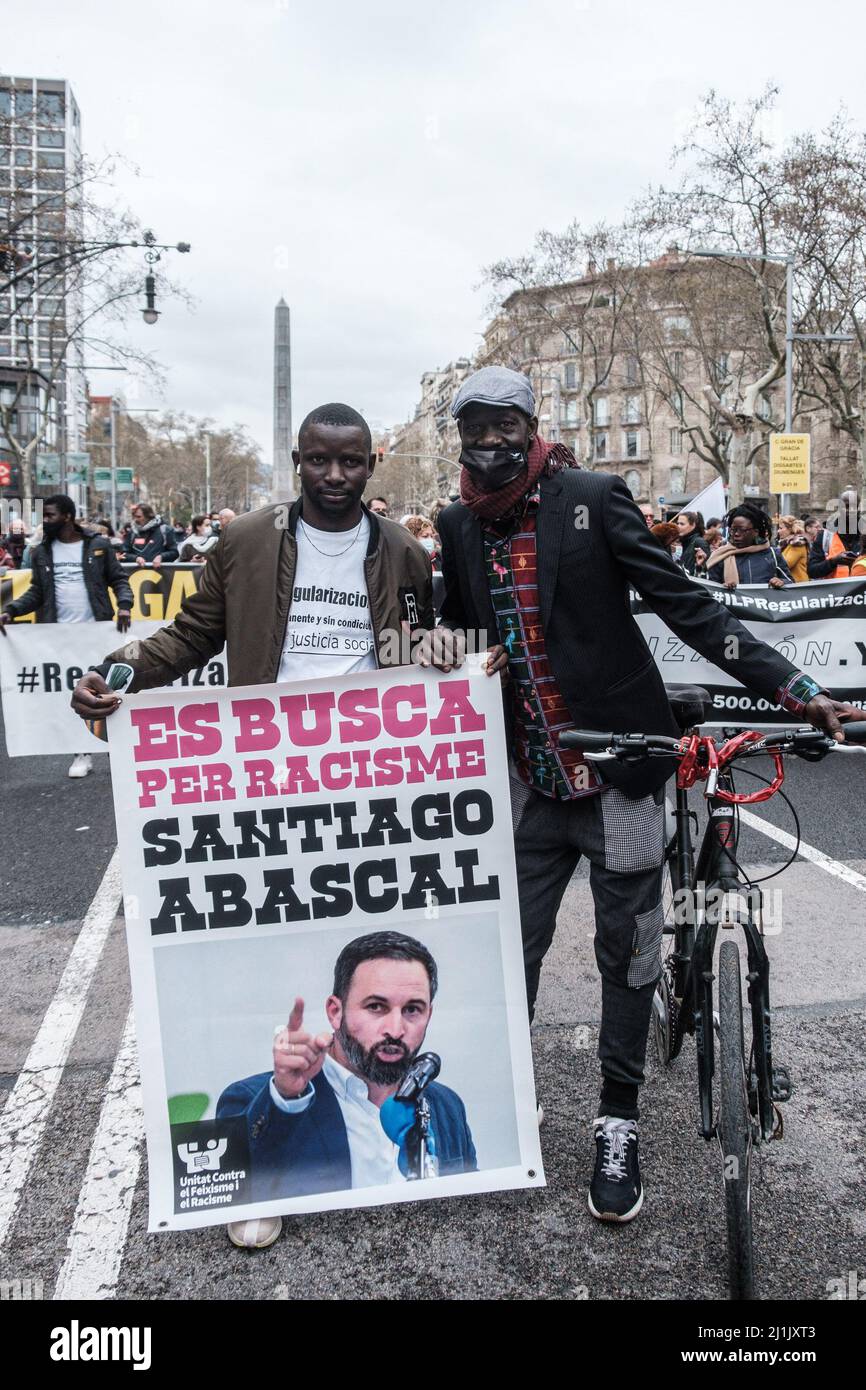 Un manifestante tiene un segno durante la dimostrazione. La gente si è recata per le strade di Barcellona per protestare contro il fascismo e il razzismo. Foto Stock