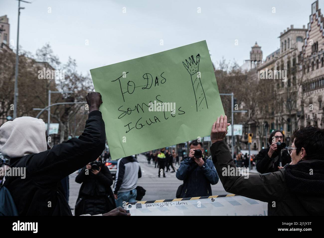 I manifestanti tengono una targhetta che esprime le loro opinioni durante la dimostrazione. La gente si è recata per le strade di Barcellona per protestare contro il fascismo e il razzismo. (Foto di Ricard Novella / SOPA Images/Sipa USA) Foto Stock