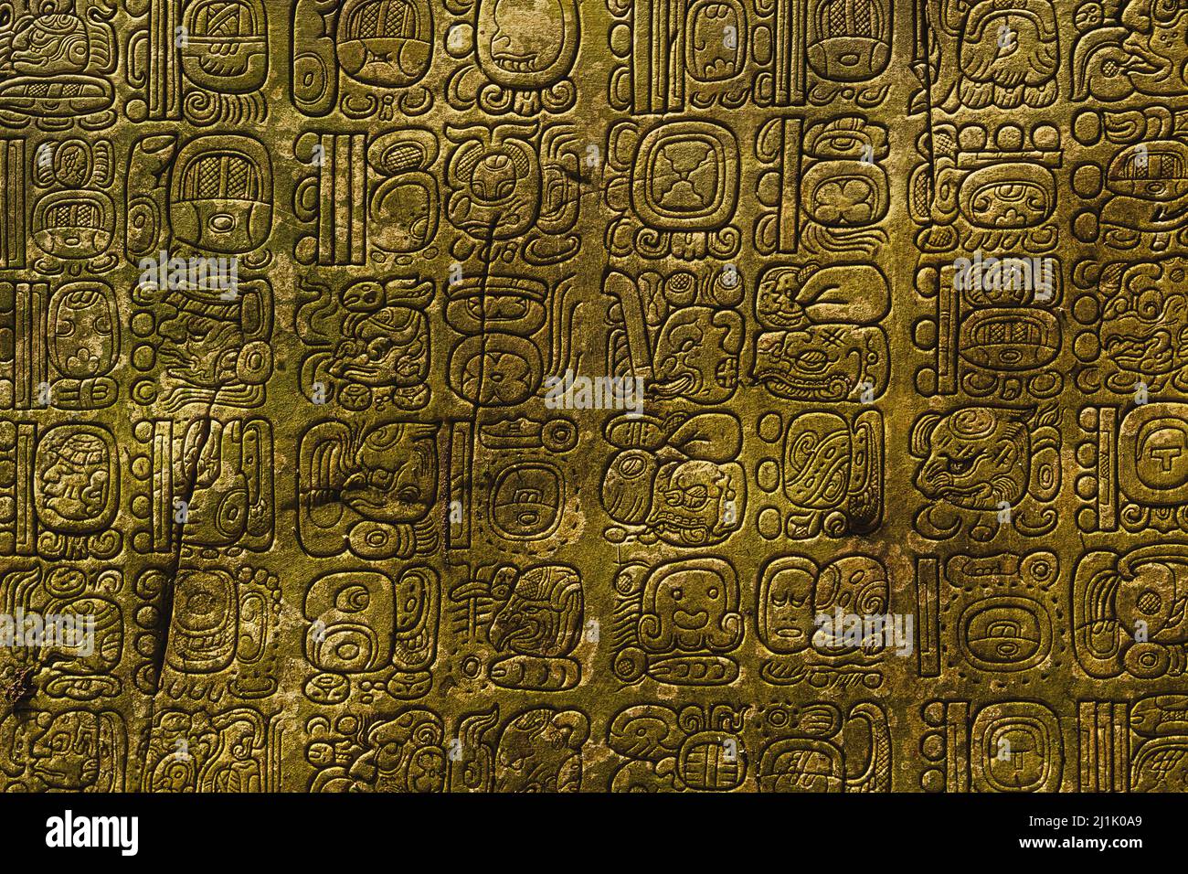 Antico copione Maya scolpito sul muro di pietra Foto Stock