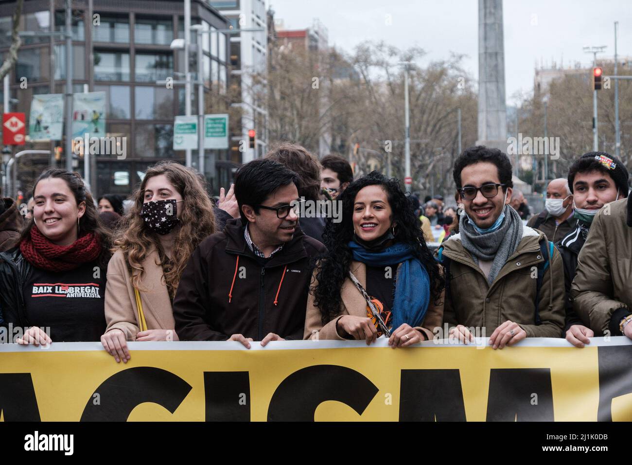 19 marzo 2022, Barcellona, Spagna: I manifestanti hanno una bandiera che esprime le loro opinioni durante la manifestazione. La gente si è recata per le strade di Barcellona per protestare contro il fascismo e il razzismo. (Credit Image: © Ricard Novella/SOPA Images via ZUMA Press Wire) Foto Stock