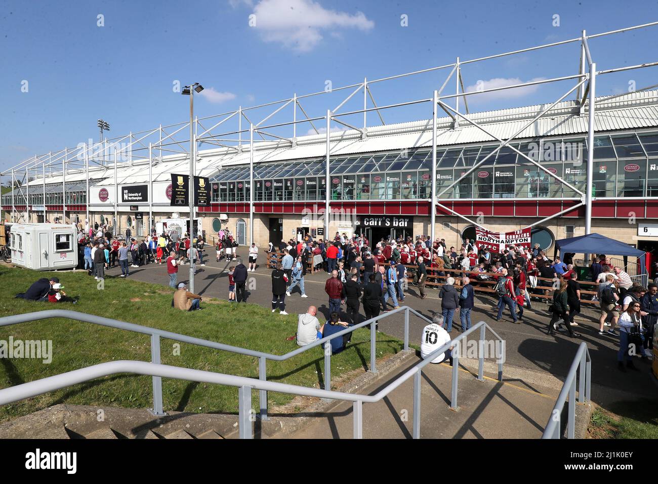 I fan fuori terra prima della partita della Sky Bet League Two al Sixfields Stadium di Northampton. Data foto: Sabato 26 marzo 2022. Foto Stock