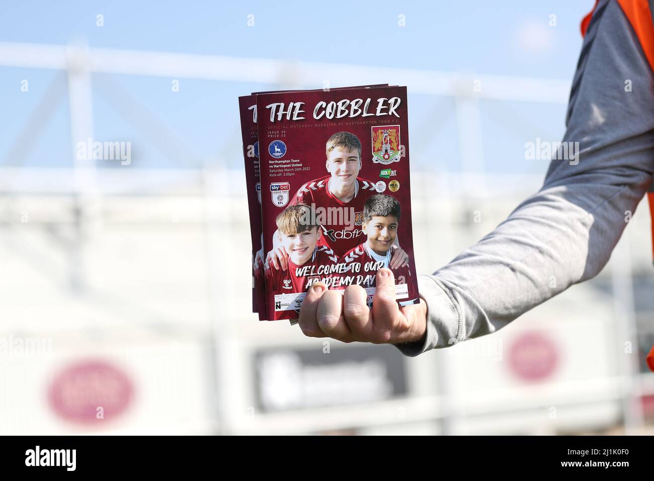 Una visione generale del programma ufficiale della giornata di partite fuori terra prima della partita della Sky Bet League Two al Sixfields Stadium di Northampton. Data foto: Sabato 26 marzo 2022. Foto Stock