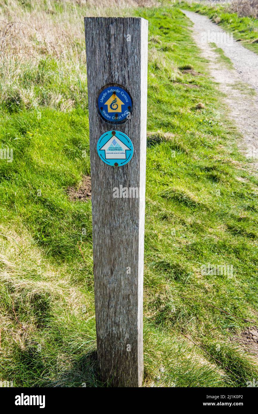 Passeggiata in legno montante di direzione sul sentiero Glamorgan Heritage Coast. Foto Stock