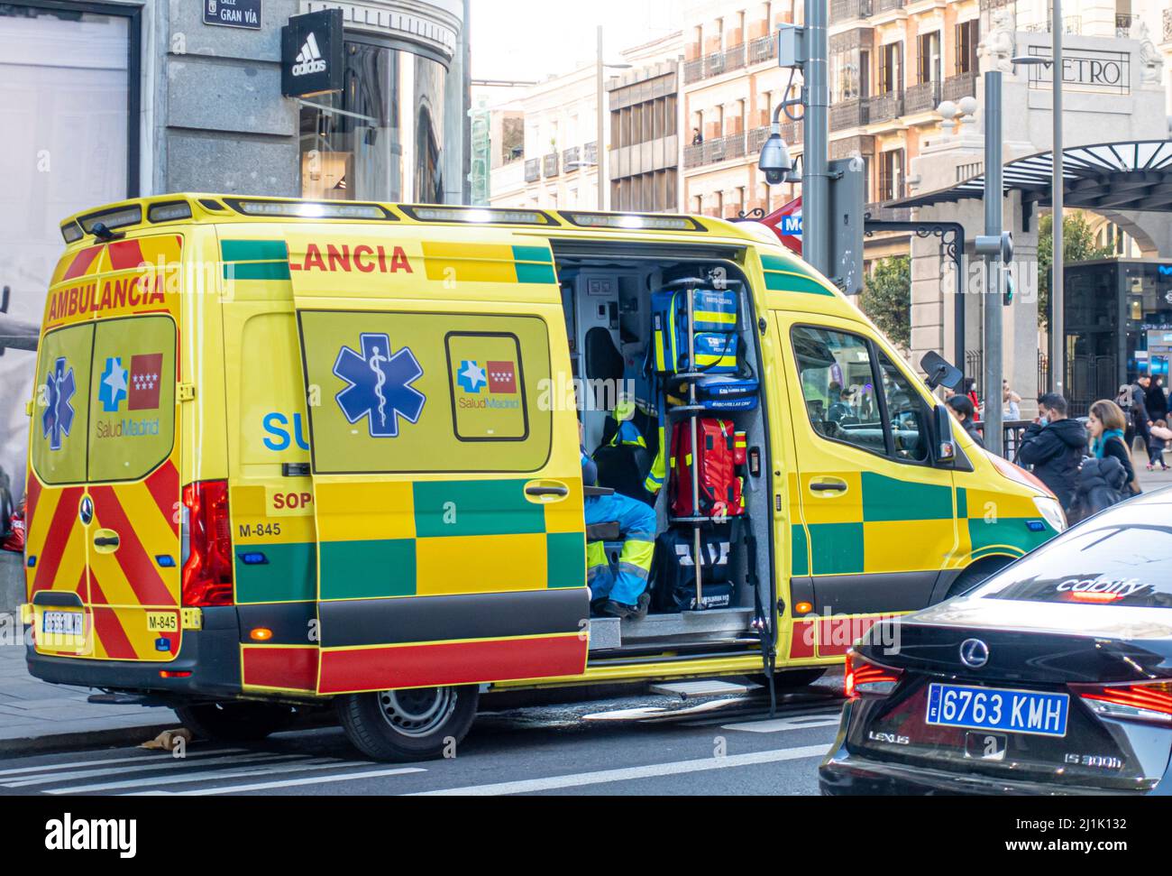 Ambulanza ambulanza ambulanza Ambulancia soccorso auto di emergenza spagnolo con porta aperta in strada a Madrid, Spagna Foto Stock
