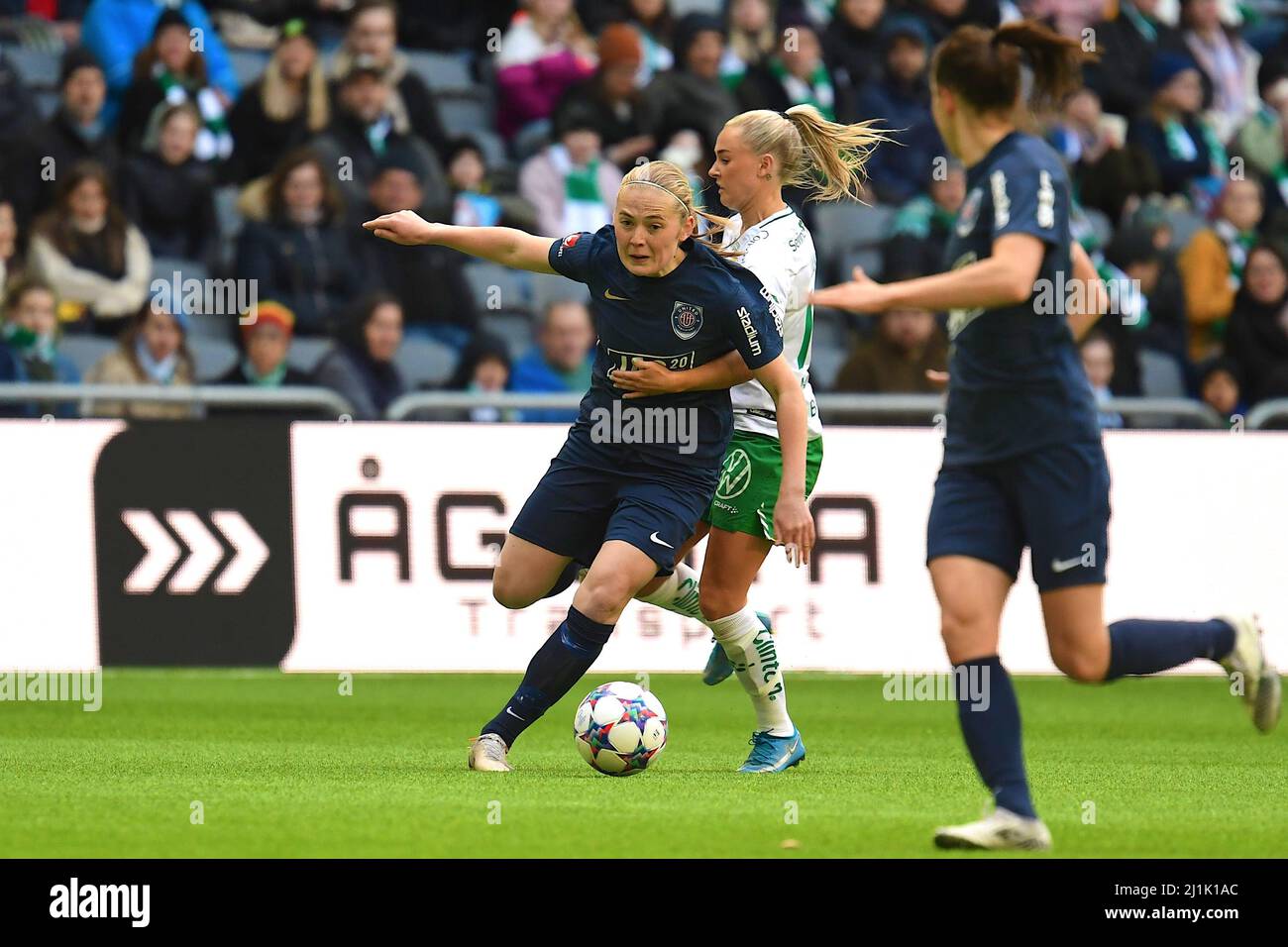 Stoccolma, Svezia. 26th Mar 2022. Paulina Nystrom (10 Eskilstuna) ed Emma Jansson (10 Hammarby) in una battaglia per la palla durante il gioco nella lega svedese OBOS Damallsvenskan il 26th 2022 marzo tra Hammarby IF ed Eskilstuna United DFF al Tele2 Arena di Stoccolma, Svezia Peter Sonander/SPP credito: SPP Sport Press Photo. /Alamy Live News Foto Stock