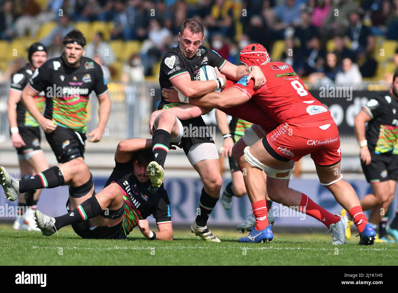 Parma, Italia. 26th Mar, 2022. michelangelo biondelli (zebre) e sione kalamafoni (scarlets) durante Zebre Rugby Club vs Scarlets, United Rugby Championship match a Parma, Italy, March 26 2022 Credit: Independent Photo Agency/Alamy Live News Foto Stock