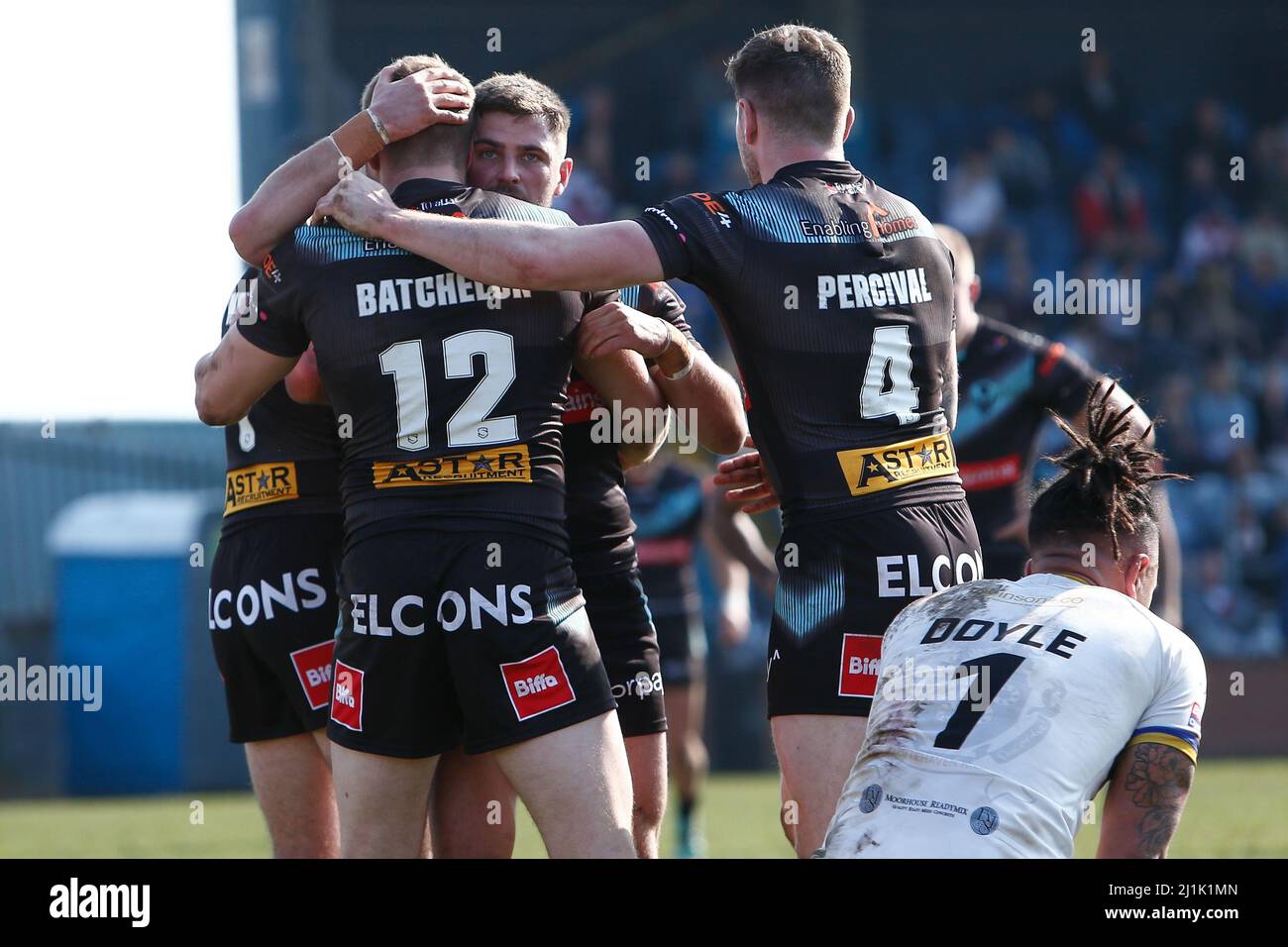Joe Batchelor di St Helens festeggia con i compagni di squadra dopo aver provato la Betfred Challenge Cup presso la LEL Arena, West Cumbria. Data foto: Sabato 26 marzo 2022. Foto Stock