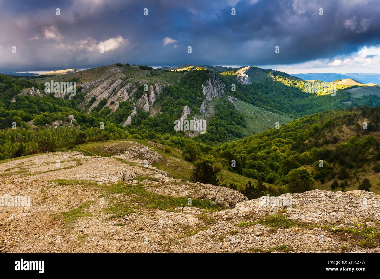 Splendida vista sul paesaggio rurale alpino. Cielo coperto prima della tempesta. Crimea, Ucraina, Europa. Mondo di bellezza. Foto Stock