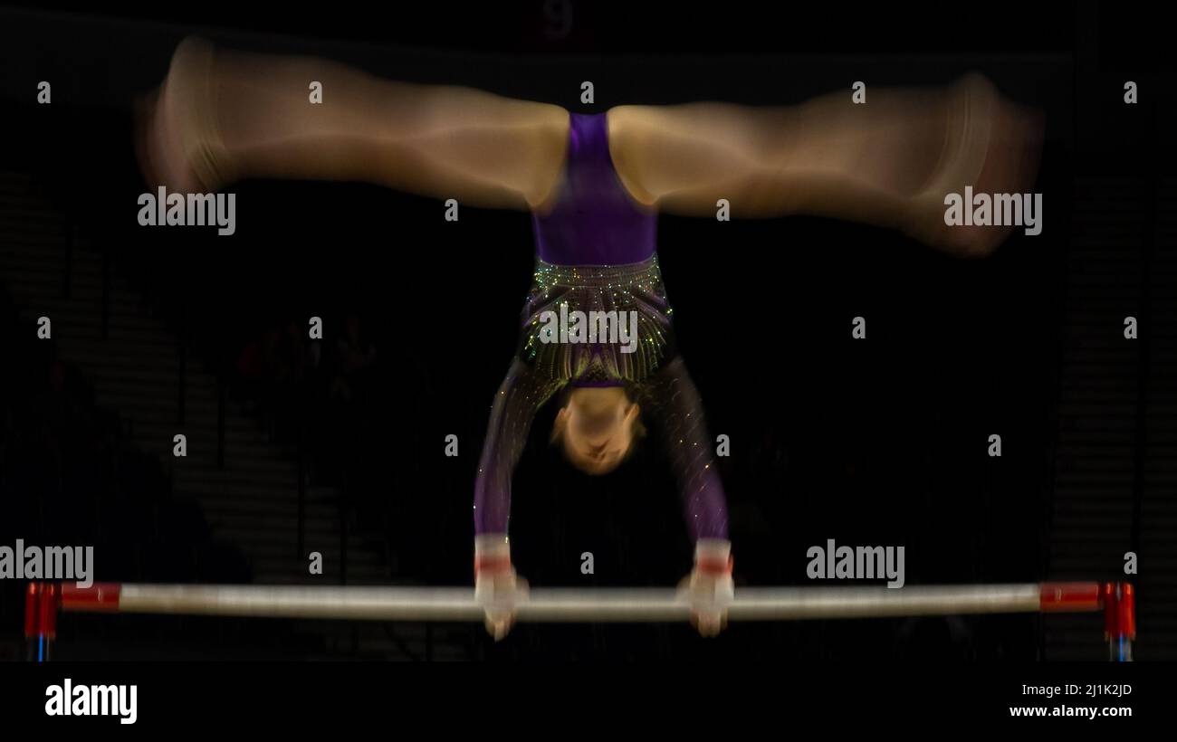 Liverpool, Regno Unito. 26th Mar 2022. 26th marzo 2022 ; M&amp;S Arena, Liverpool, Inghilterra; British Gymnastic Championships Day 3; Slow-motion of female gymnast on the Horizontal Bars Credit: Action Plus Sports Images/Alamy Live News Foto Stock