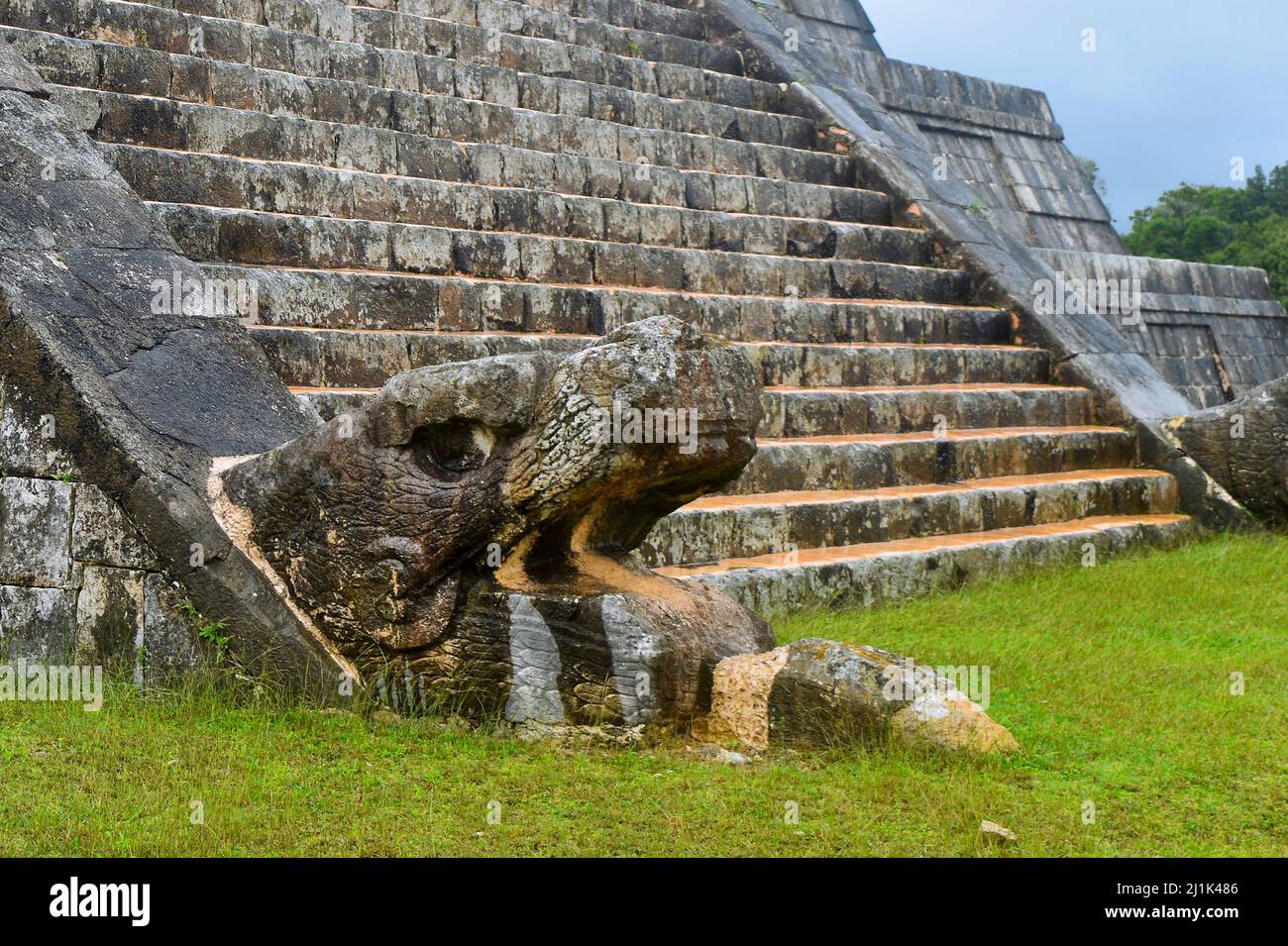Piramide di Kukulkan - dettaglio della testa del serpente Foto Stock