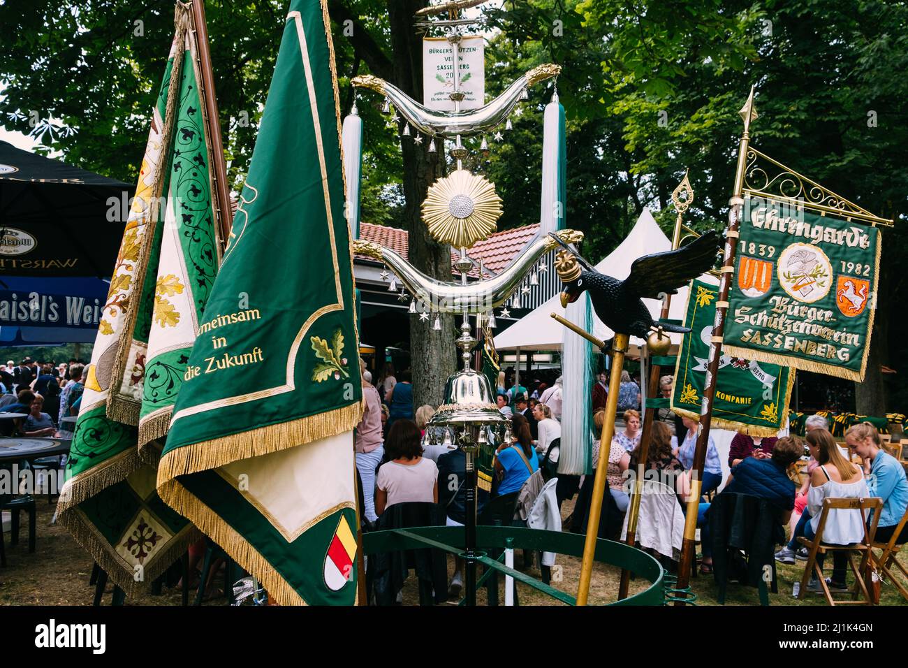 SASSENBERGGERMANY - luglio 2018: Bandiera e aquila di legno e altre insegne dei mercenari al 'chützenfest' a Sassenberg, in Germania Foto Stock