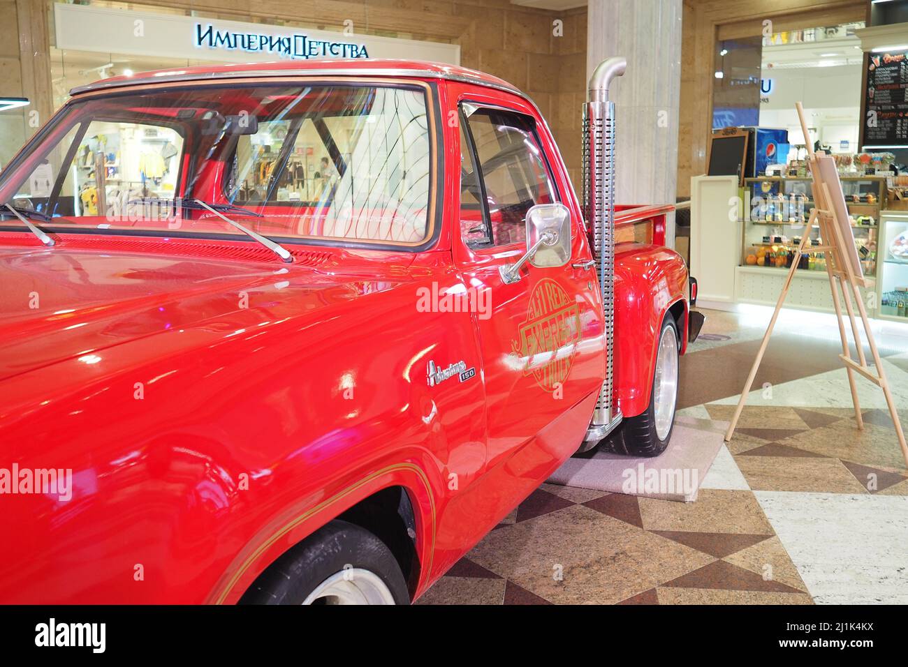 Mosca, Russia, magazzino centrale per bambini, 02.16.2022. Mostra di auto retrò a Mosca, il leggendario Dodge rosso. Foto di alta qualità Foto Stock