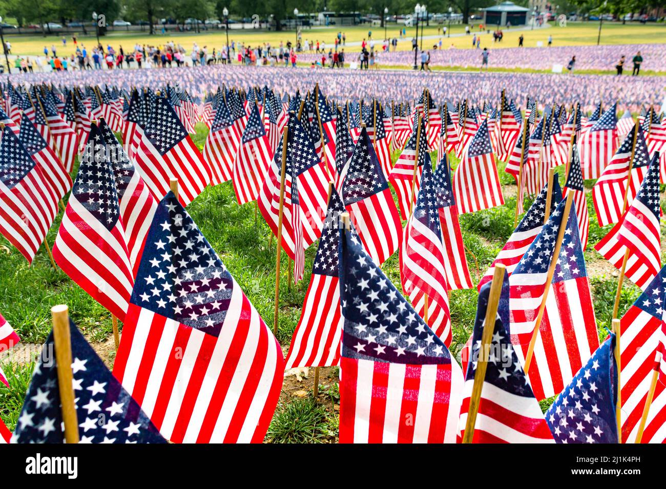 Bandiere americane per ricordare il Memorial Day. Giardini di Boston Common, Boston, Massachusetts, USA. Molti visitatori. Foto Stock