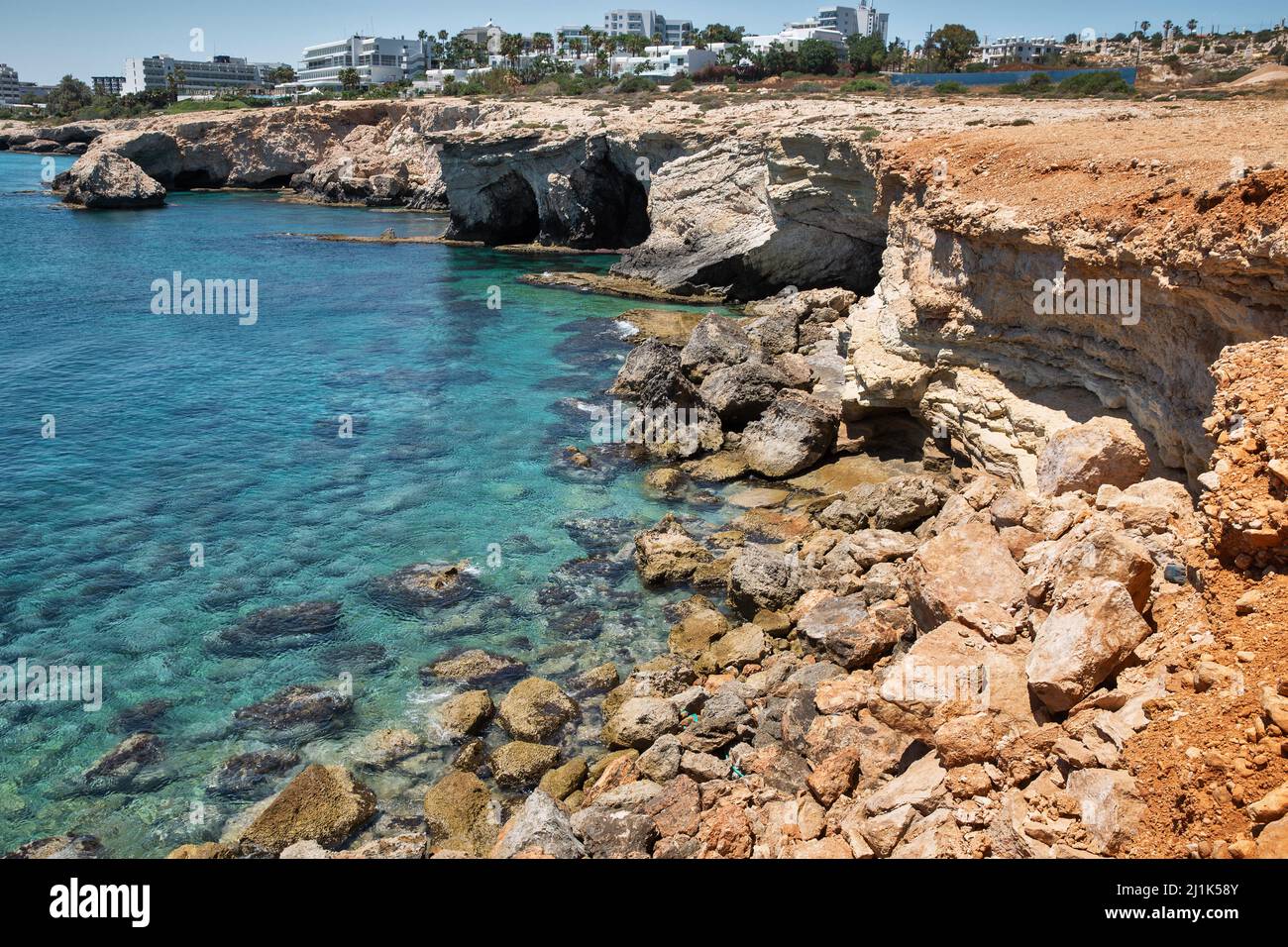 Ayia Napa resort estivo costa rocciosa vista mare con famoso Ponte dell'Amore e paesaggio urbano, Cipro. Foto Stock