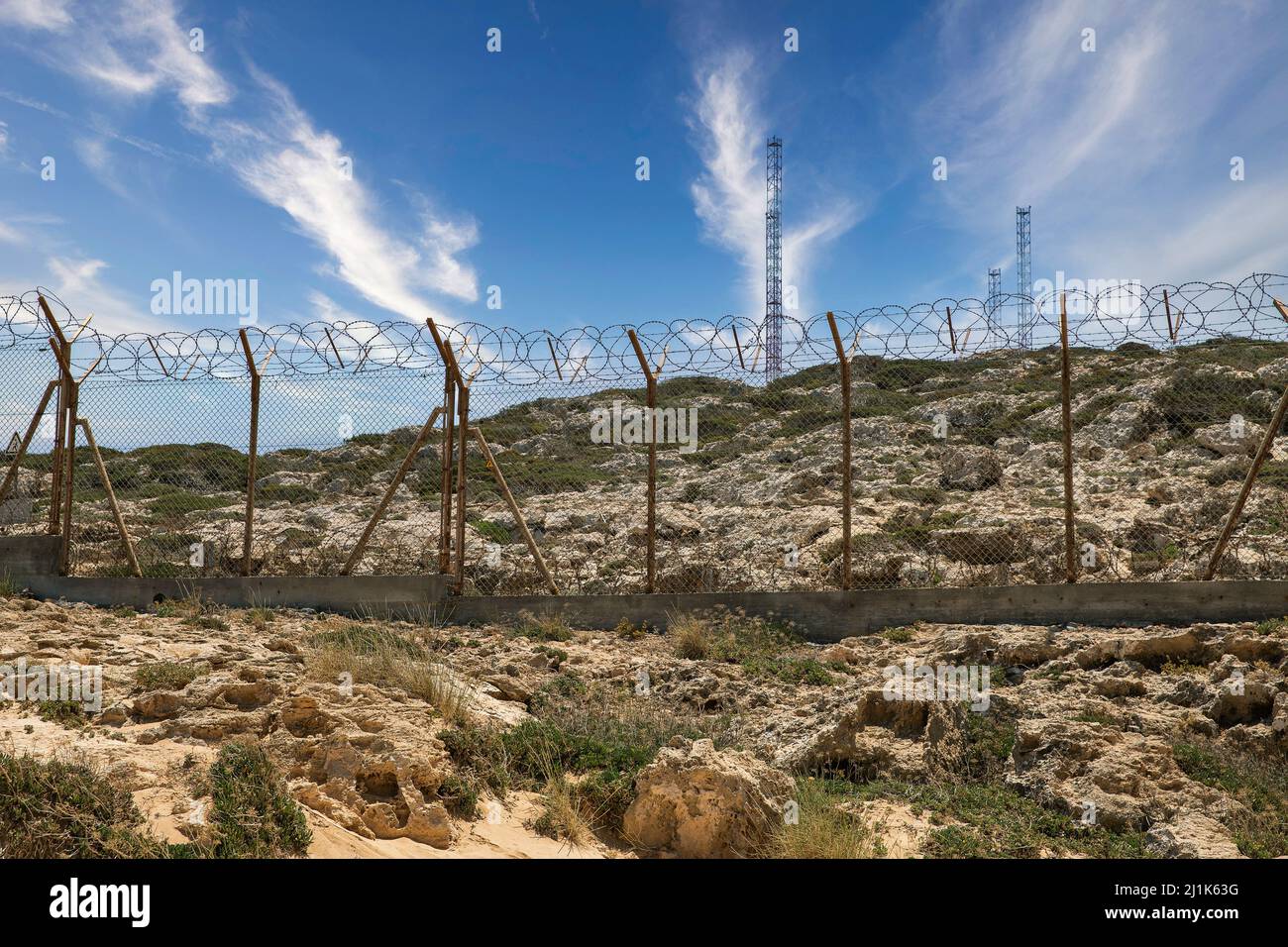 Base militare con recinzione spinato e antenne. Foto Stock Base militare con recinzione spinato e antenne. Foto Stock