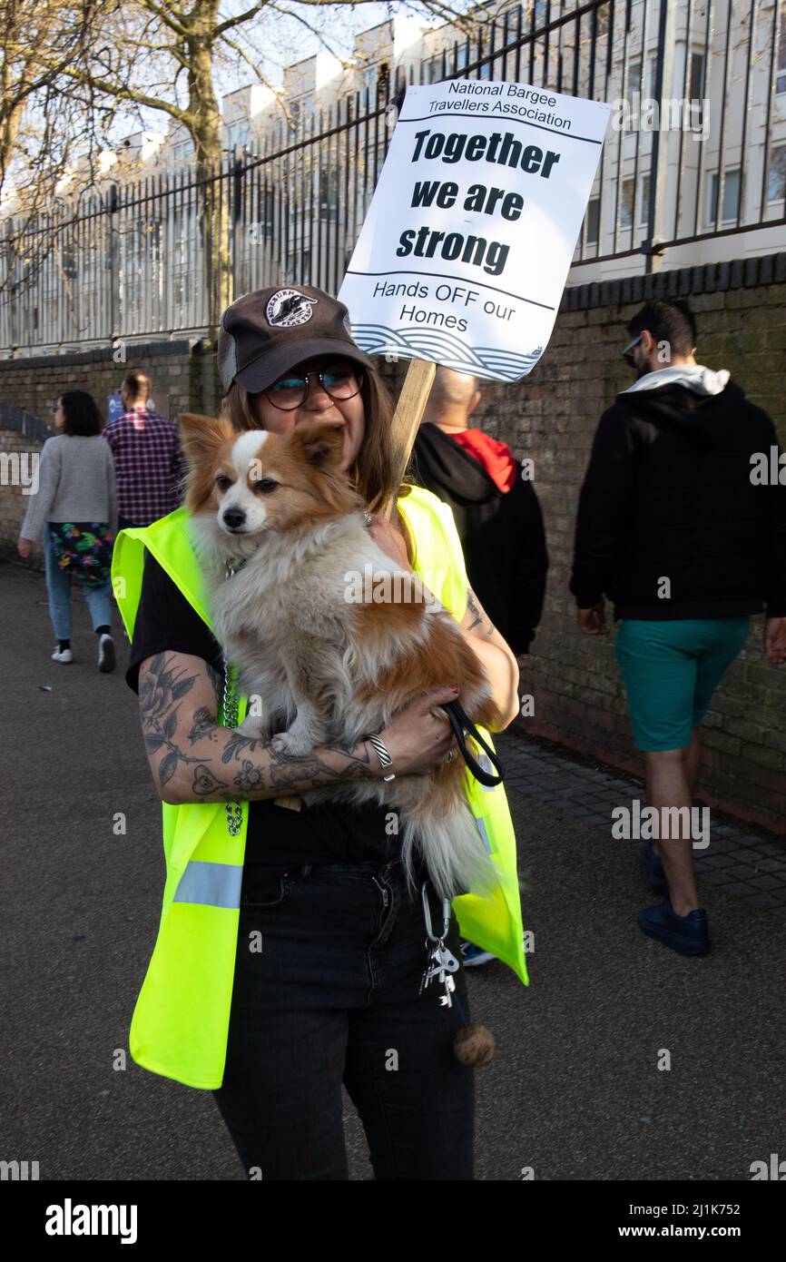 Londra, Inghilterra, Regno Unito 26 marzo 2022 le barche sono Homes protestano contro l'abbattimento degli spazi di ormeggio nel centro di Londra. I manifestanti camminano dal Parco Regents a Little Venice recanti cartelli che affermano che le barche sono case come circa 500 spazi permanenti del mattino sono a rischio di essere persi, spingendo ulteriormente coloro che non vivono la vita convenzionale fuori della città. Foto Stock