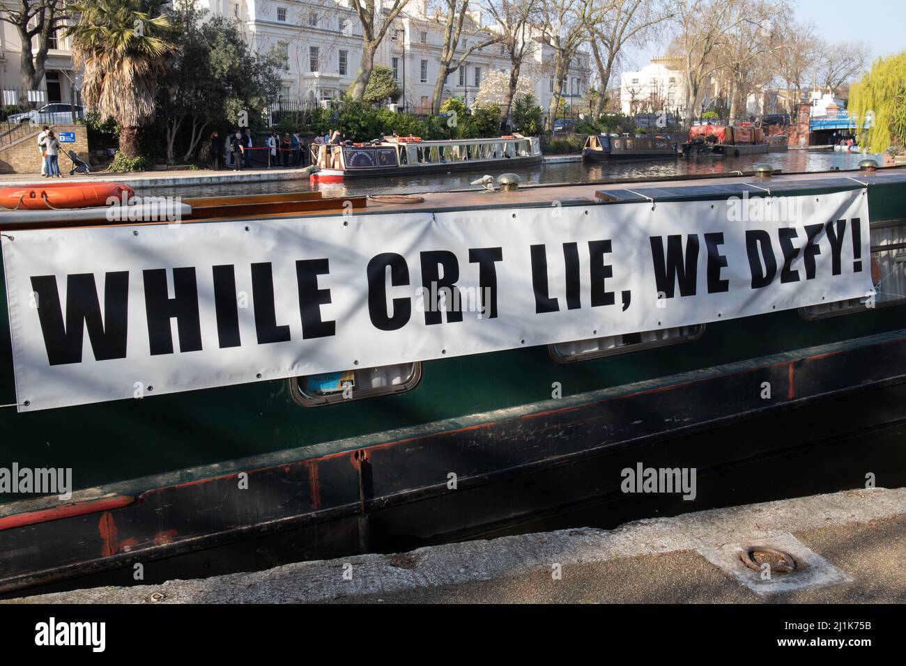 Londra, Inghilterra, Regno Unito 26 marzo 2022 le barche sono Homes protestano contro l'abbattimento degli spazi di ormeggio nel centro di Londra. I manifestanti camminano dal Parco Regents a Little Venice recanti cartelli che affermano che le barche sono case come circa 500 spazi permanenti del mattino sono a rischio di essere persi, spingendo ulteriormente coloro che non vivono la vita convenzionale fuori della città. Foto Stock