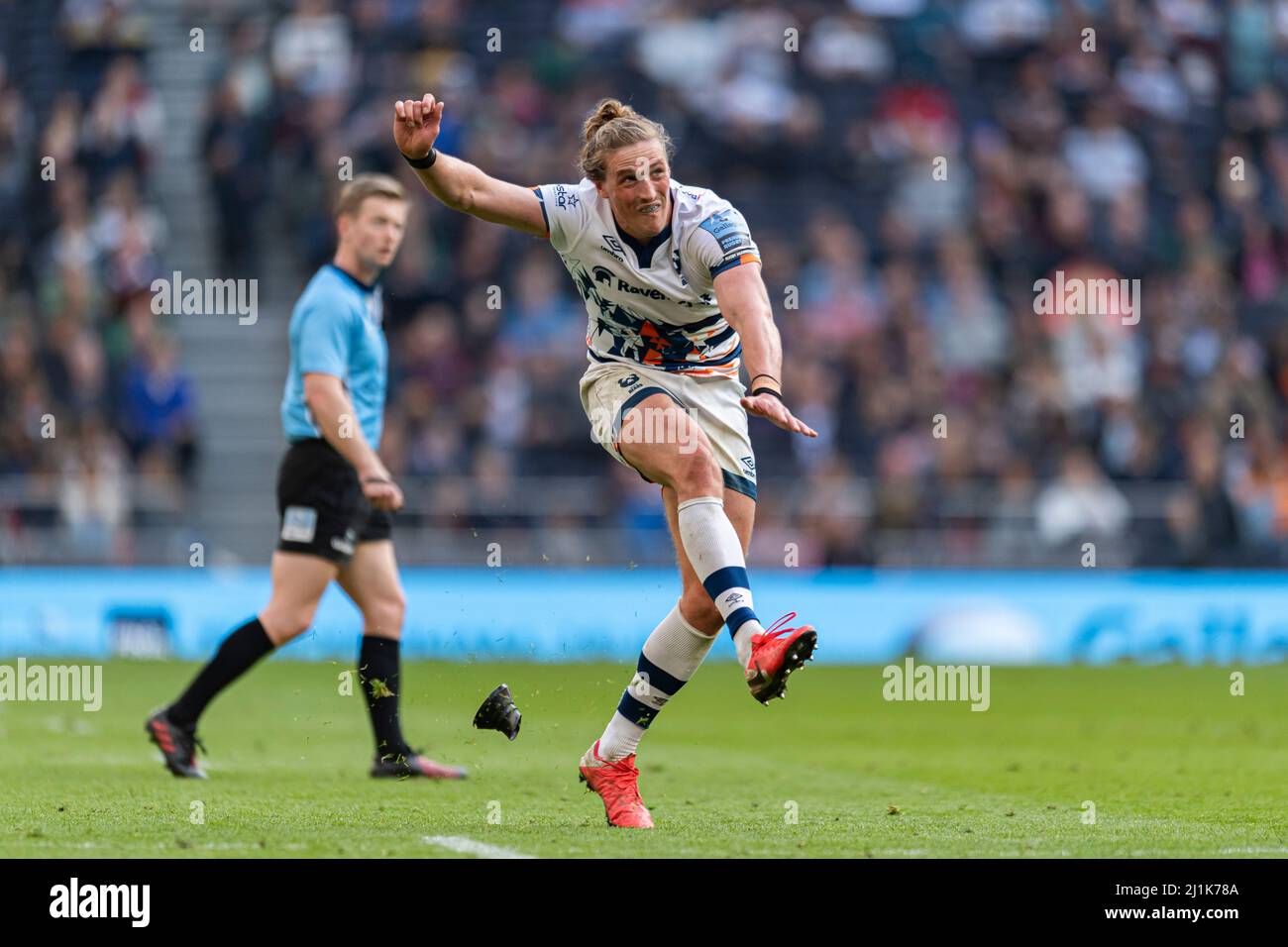 LONDRA, REGNO UNITO. 26th, Mar 2022. TIFF Eden di Bristol Bears prende un calcio di conversione durante Gallagher Premiership Rugby - Saracens vs Bristol Bears al Tottenham Hotspur Stadium sabato 26 marzo 2022. LONDRA INGHILTERRA. Credit: Taka G Wu/Alamy Live News Foto Stock