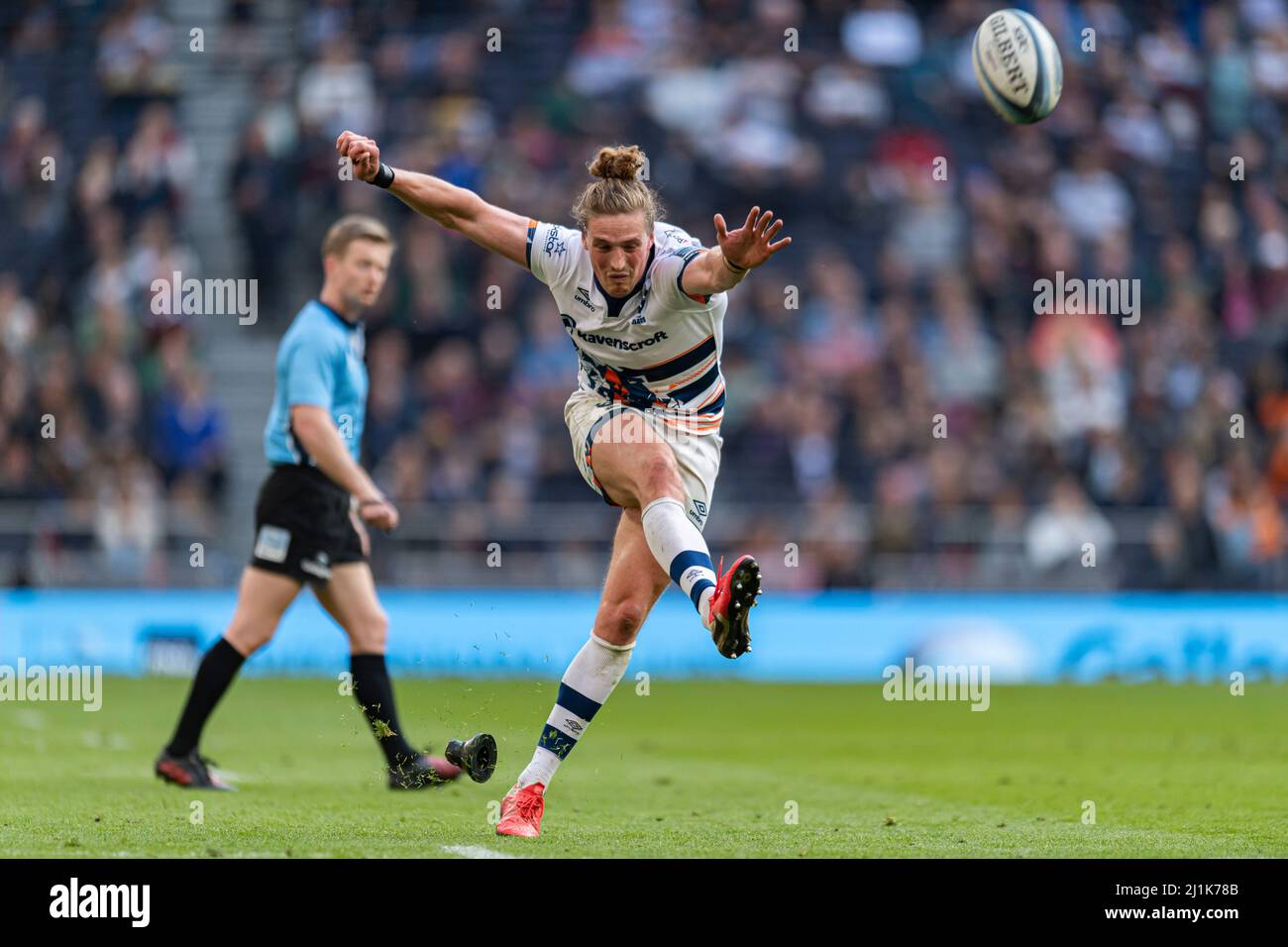 LONDRA, REGNO UNITO. 26th, Mar 2022. TIFF Eden di Bristol Bears prende un calcio di conversione durante Gallagher Premiership Rugby - Saracens vs Bristol Bears al Tottenham Hotspur Stadium sabato 26 marzo 2022. LONDRA INGHILTERRA. Credit: Taka G Wu/Alamy Live News Foto Stock