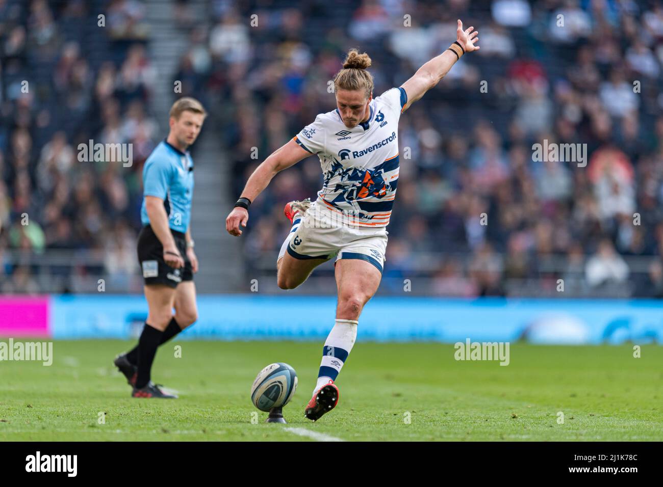 LONDRA, REGNO UNITO. 26th, Mar 2022. TIFF Eden di Bristol Bears prende un calcio di conversione durante Gallagher Premiership Rugby - Saracens vs Bristol Bears al Tottenham Hotspur Stadium sabato 26 marzo 2022. LONDRA INGHILTERRA. Credit: Taka G Wu/Alamy Live News Foto Stock