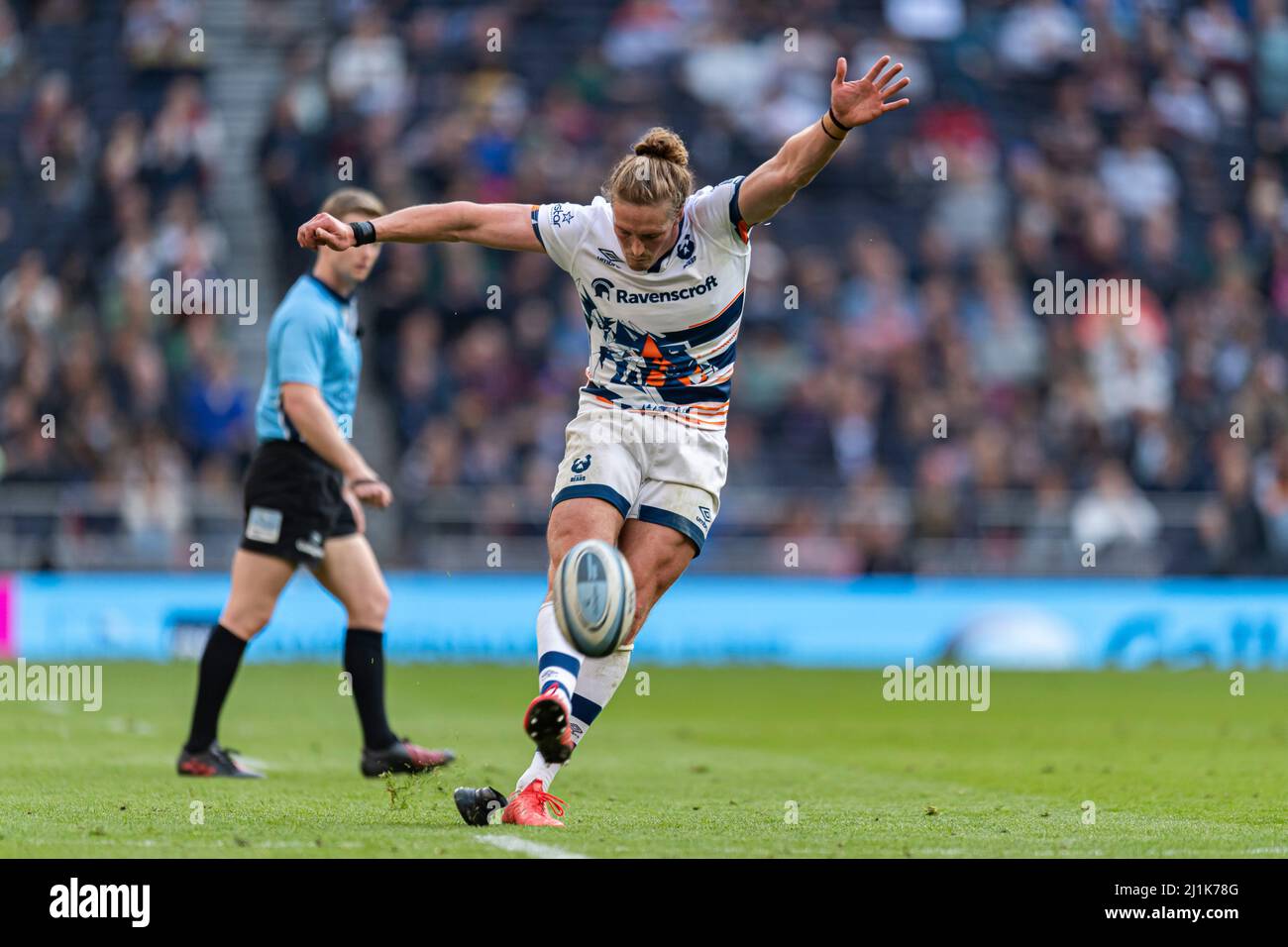 LONDRA, REGNO UNITO. 26th, Mar 2022. TIFF Eden di Bristol Bears prende un calcio di conversione durante Gallagher Premiership Rugby - Saracens vs Bristol Bears al Tottenham Hotspur Stadium sabato 26 marzo 2022. LONDRA INGHILTERRA. Credit: Taka G Wu/Alamy Live News Foto Stock