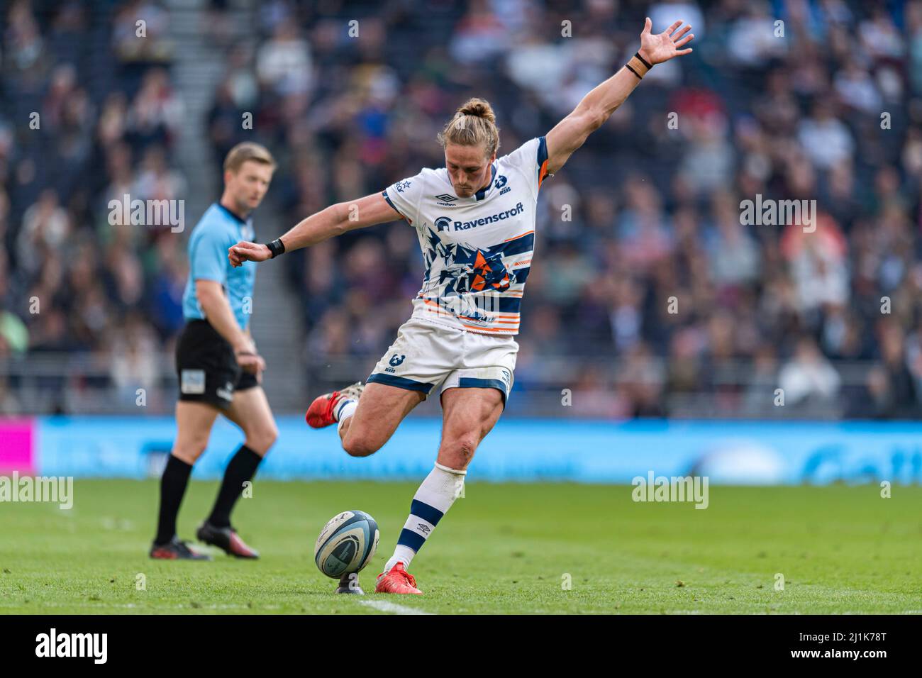 LONDRA, REGNO UNITO. 26th, Mar 2022. TIFF Eden di Bristol Bears prende un calcio di conversione durante Gallagher Premiership Rugby - Saracens vs Bristol Bears al Tottenham Hotspur Stadium sabato 26 marzo 2022. LONDRA INGHILTERRA. Credit: Taka G Wu/Alamy Live News Foto Stock