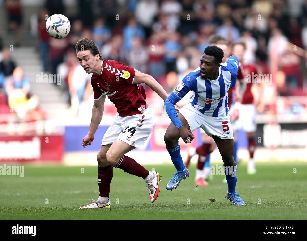 Louis Appere di Northampton Town (a sinistra) e Oluwarotimi Odusina di Hartlepool United combattono per la palla durante la partita della Sky Bet League Two al Sixfields Stadium di Northampton. Data foto: Sabato 26 marzo 2022. Foto Stock