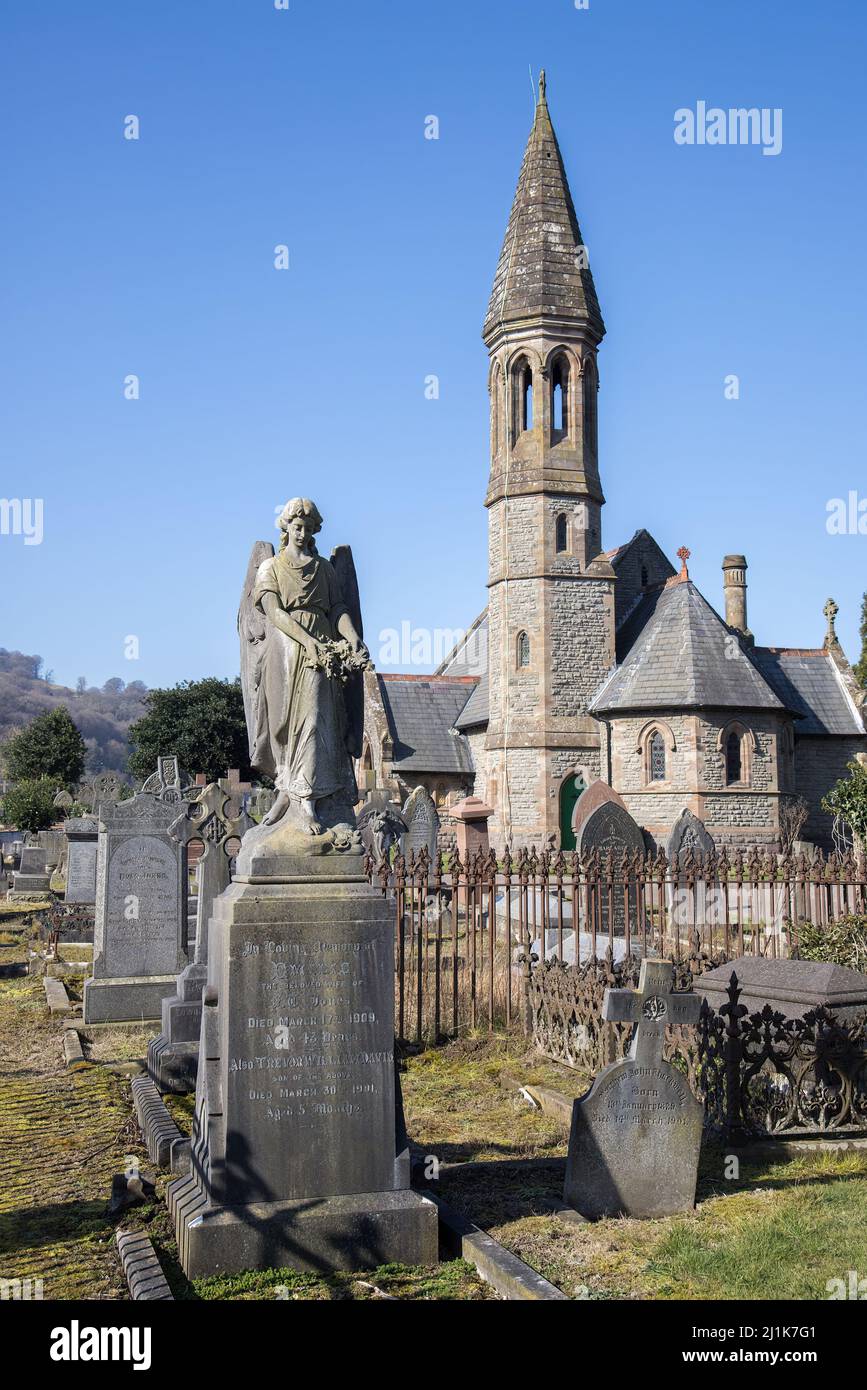 Cappella e tombe al cimitero, Llanfoist, Galles, Regno Unito Foto Stock