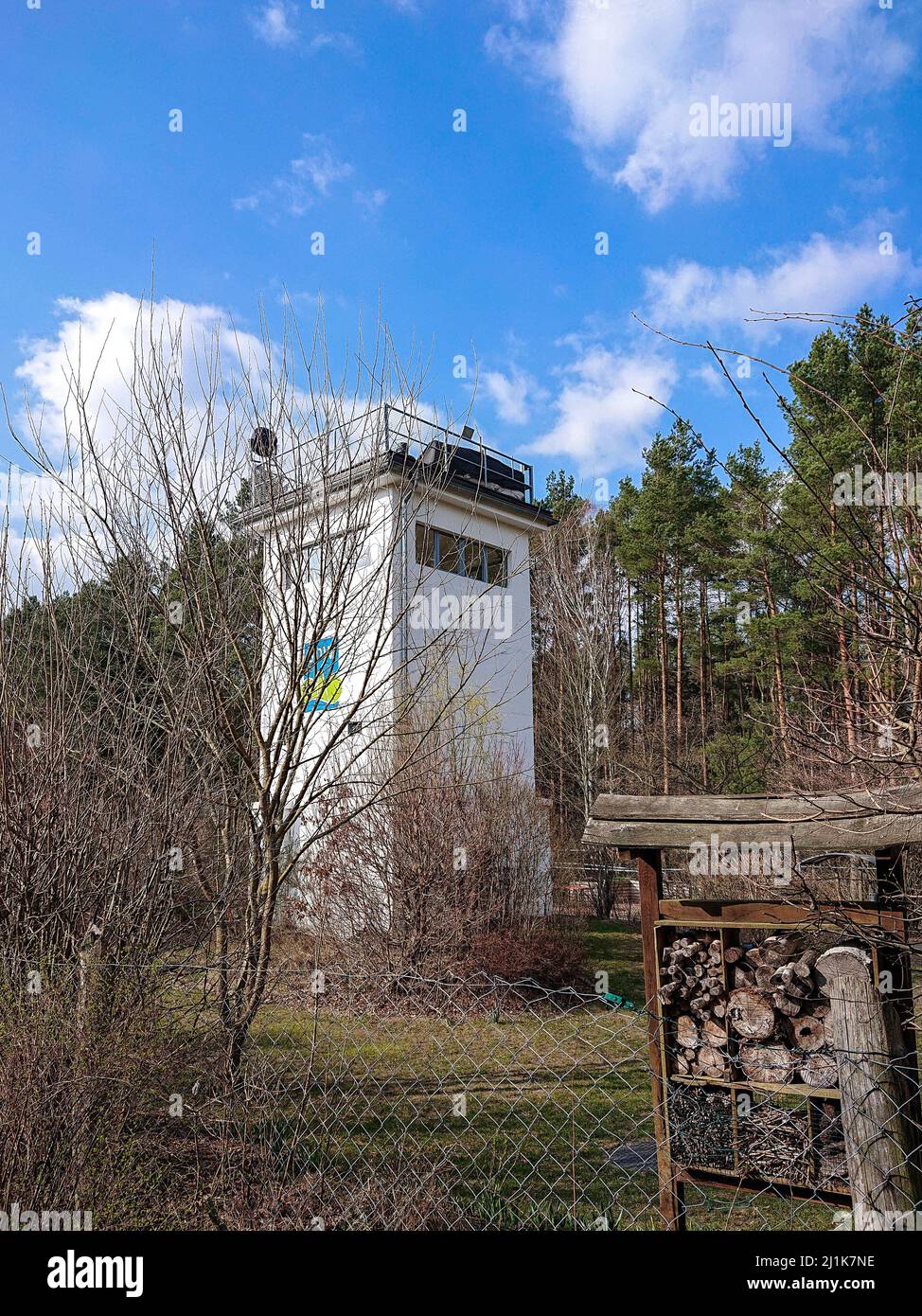 Una torre di guardia all'ex confine interno tedesco che divide Frohnau nel nord di Berlino da Hohen Neuendorf nel Brandeburgo Foto Stock