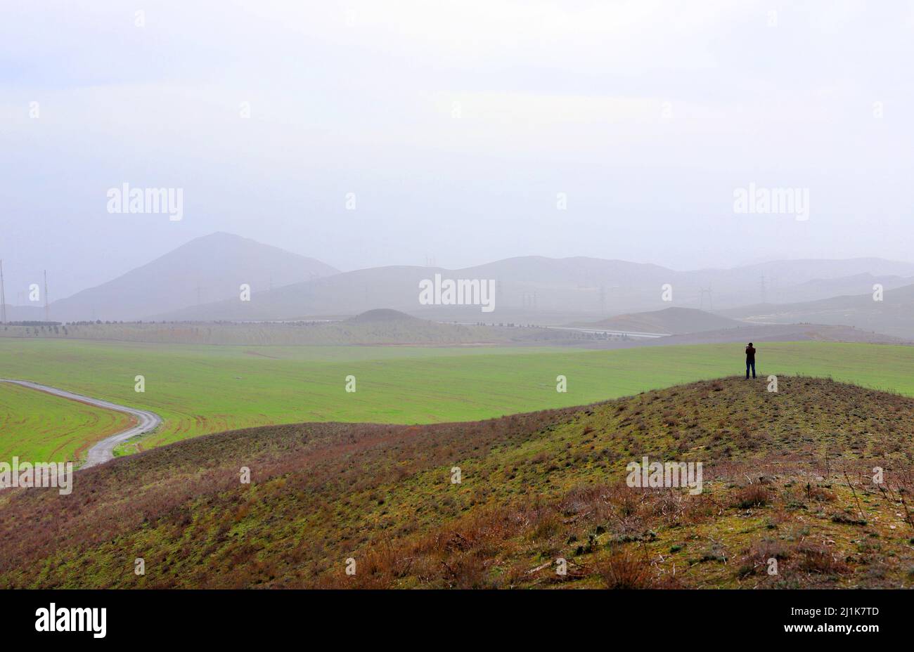 Il fotografo scatta foto del bellissimo paesaggio del rilievo delle montagne. Gobustan. Azerbaigian. Foto Stock
