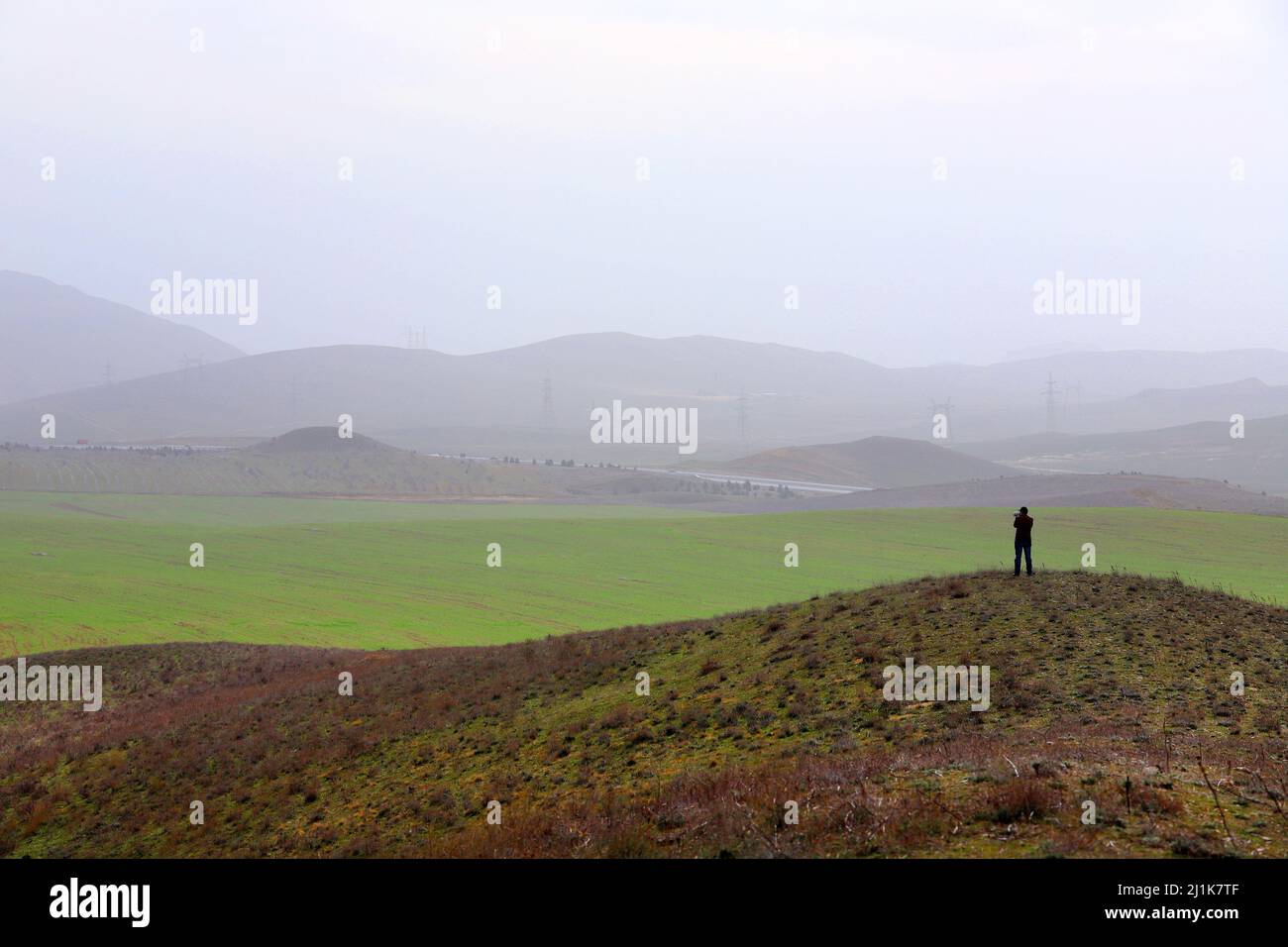 Il fotografo scatta foto del bellissimo paesaggio del rilievo delle montagne. Gobustan. Azerbaigian. Foto Stock