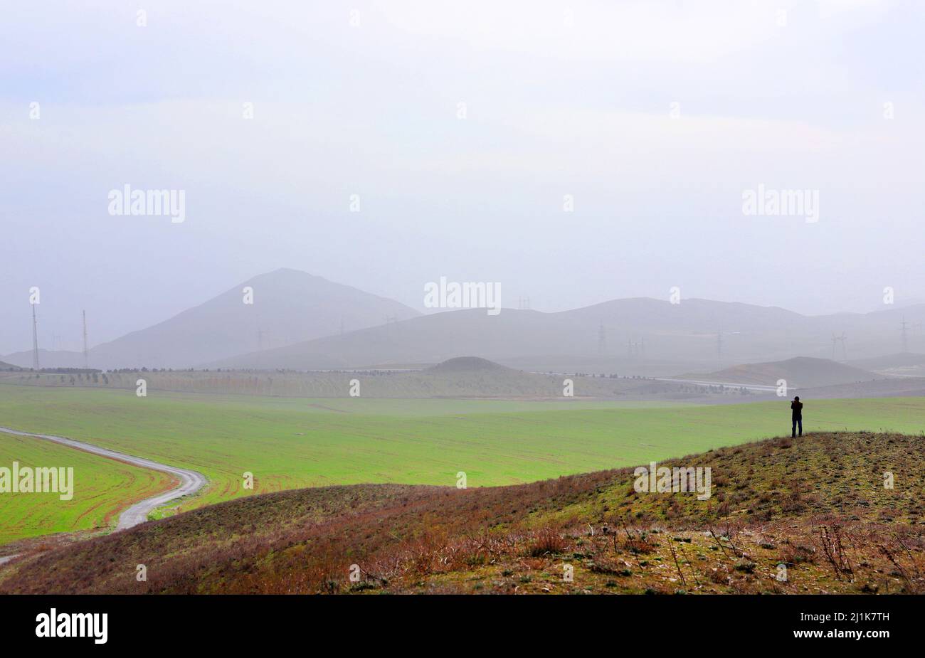 Il fotografo scatta foto del bellissimo paesaggio del rilievo delle montagne. Gobustan. Azerbaigian. Foto Stock