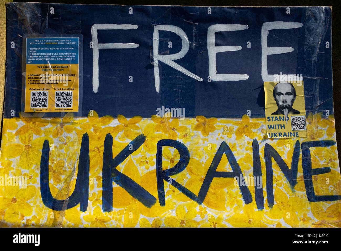 Glasgow, Scozia, 26 marzo 2022. Placard allo Stand con Ucraina raduno a sostegno del paese nella sua attuale guerra contro l'invasione del presidente PutinÕs Russia, a George Square, a Glasgow, Scozia, 26 marzo 2022. Photo credit: Jeremy Sutton-Hibbert/Alamy Live News. Foto Stock