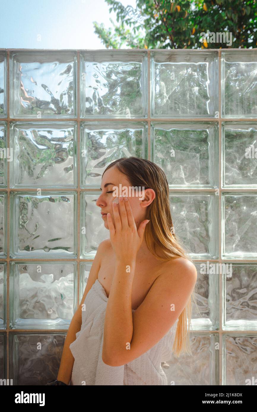 Ragazza su una spa, cura della pelle Foto Stock